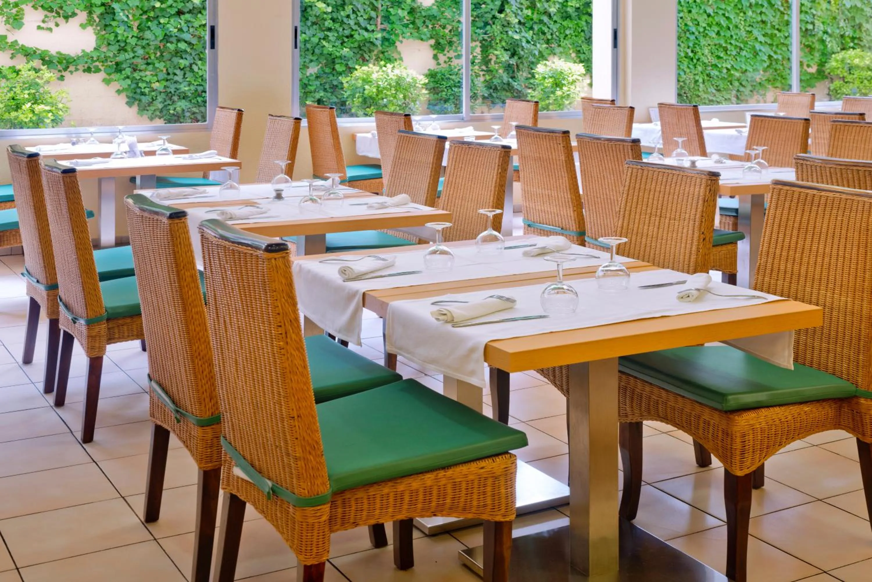 Restaurant/places to eat in GHT Oasis Tossa & Spa