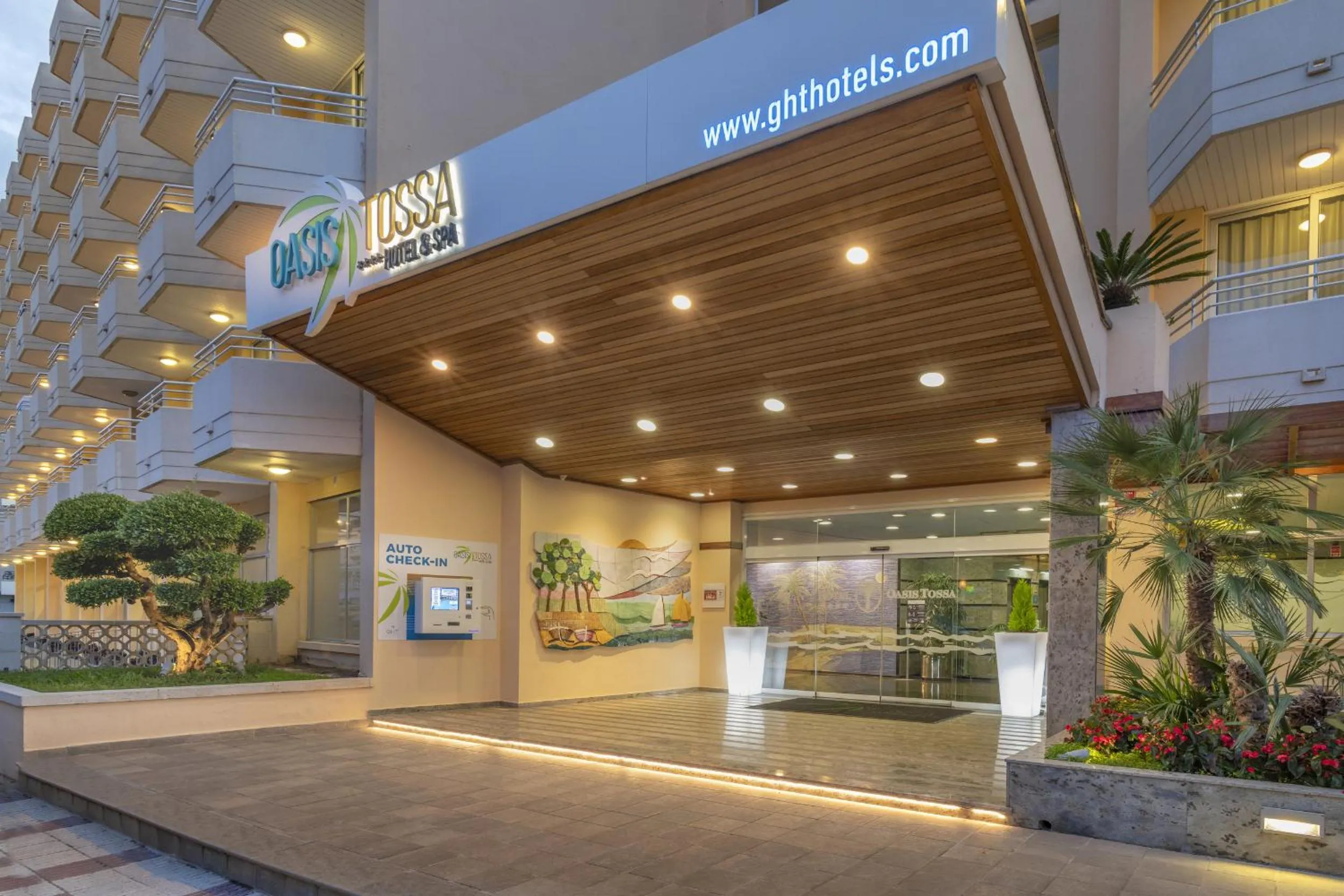 Facade/entrance in GHT Oasis Tossa & Spa