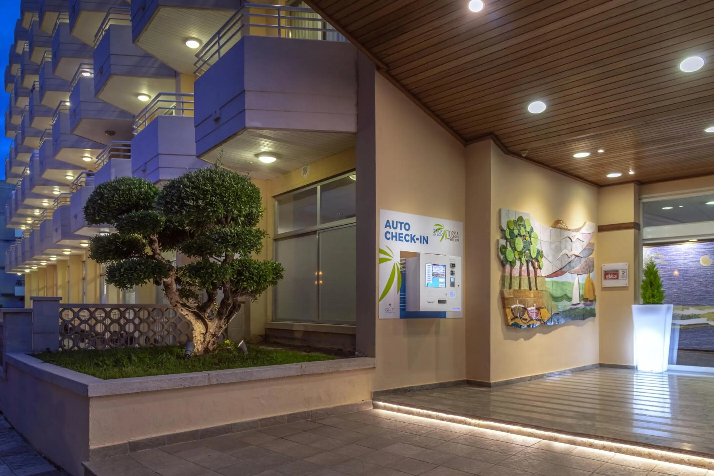 Facade/entrance in GHT Oasis Tossa & Spa