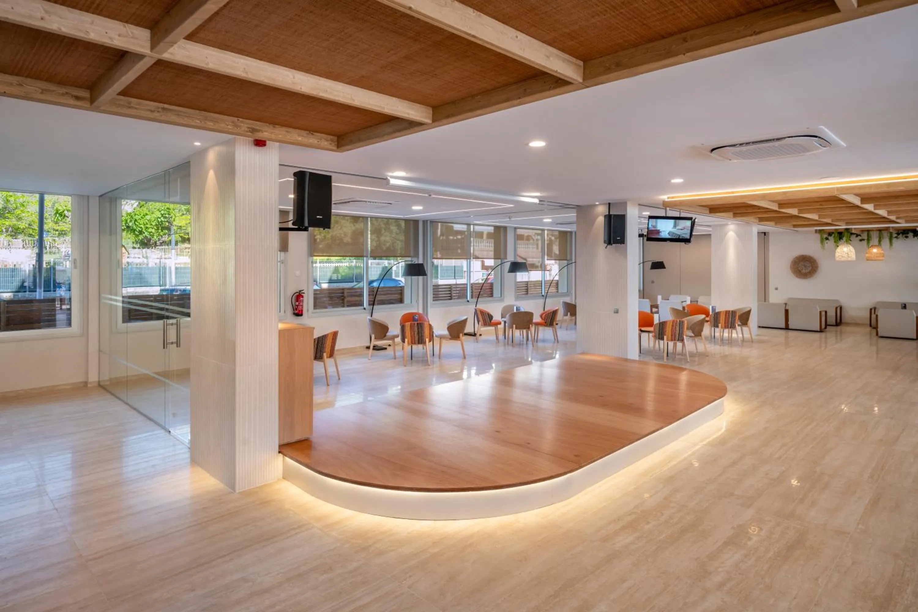 Lounge or bar in GHT Oasis Tossa & Spa