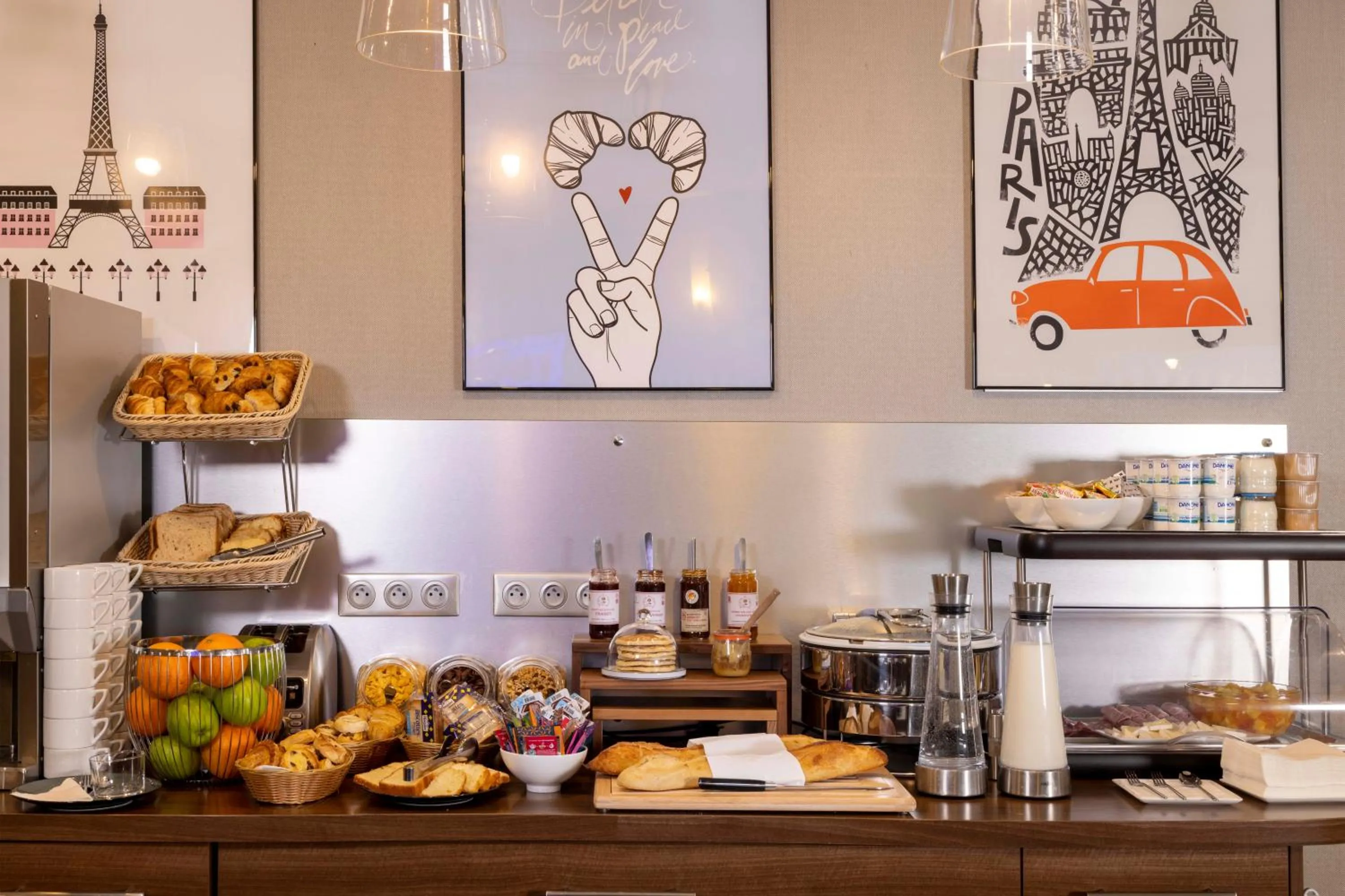 Buffet breakfast in Hôtel L'Interlude