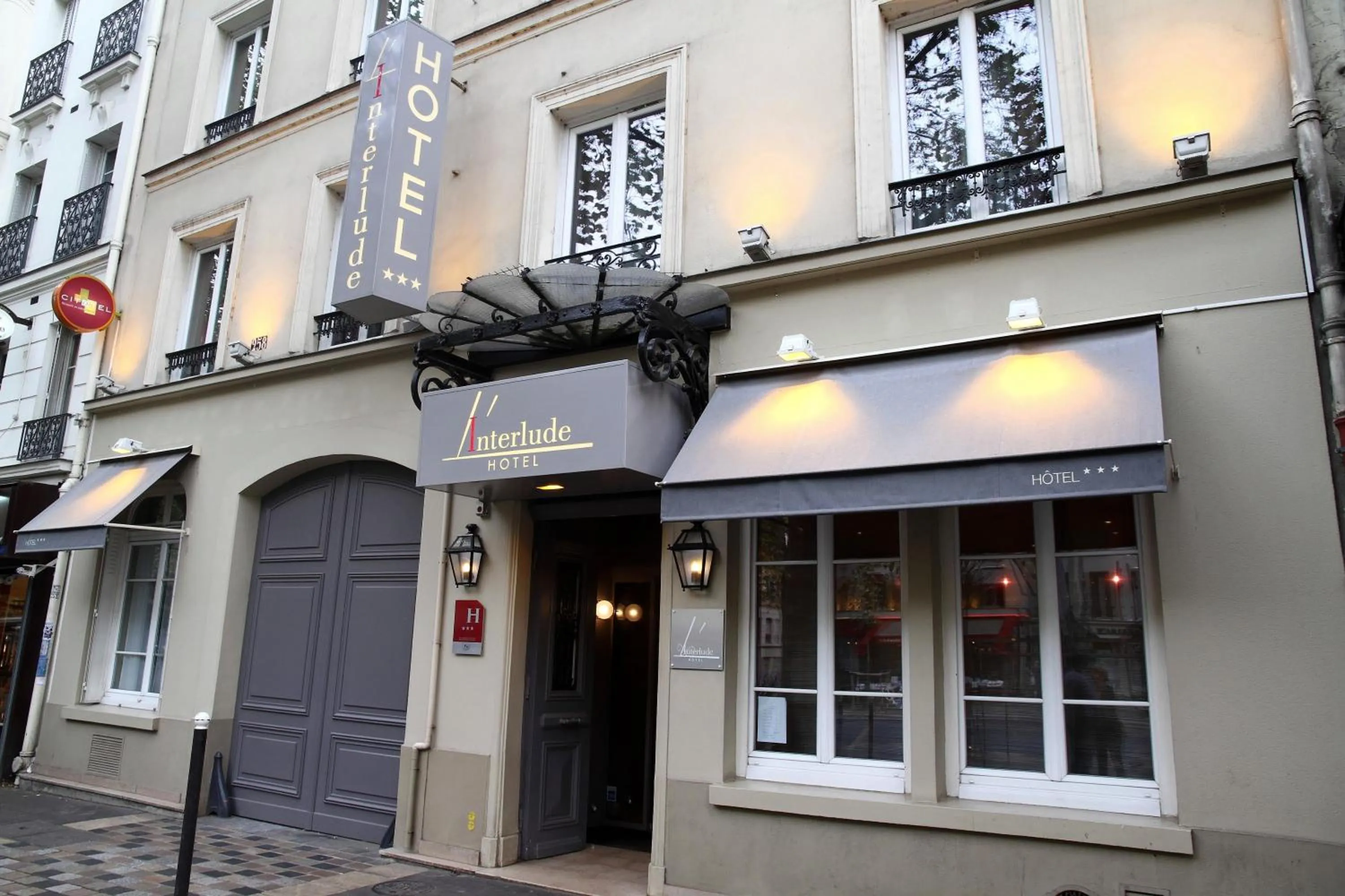 Facade/entrance in Hôtel L'Interlude