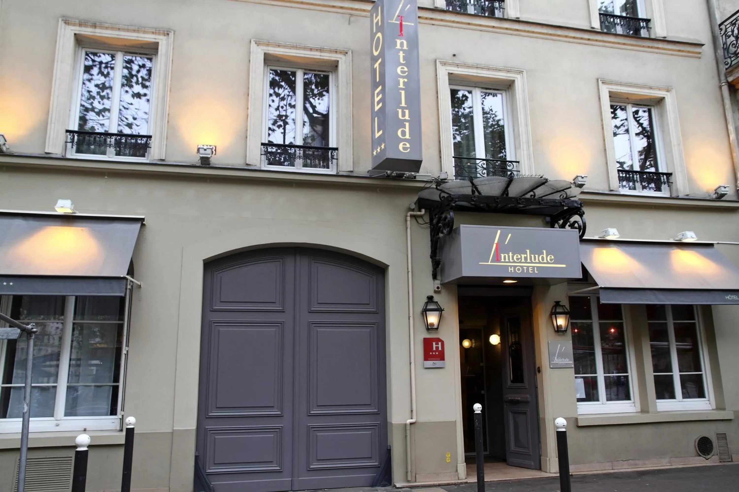 Facade/entrance in Hôtel L'Interlude