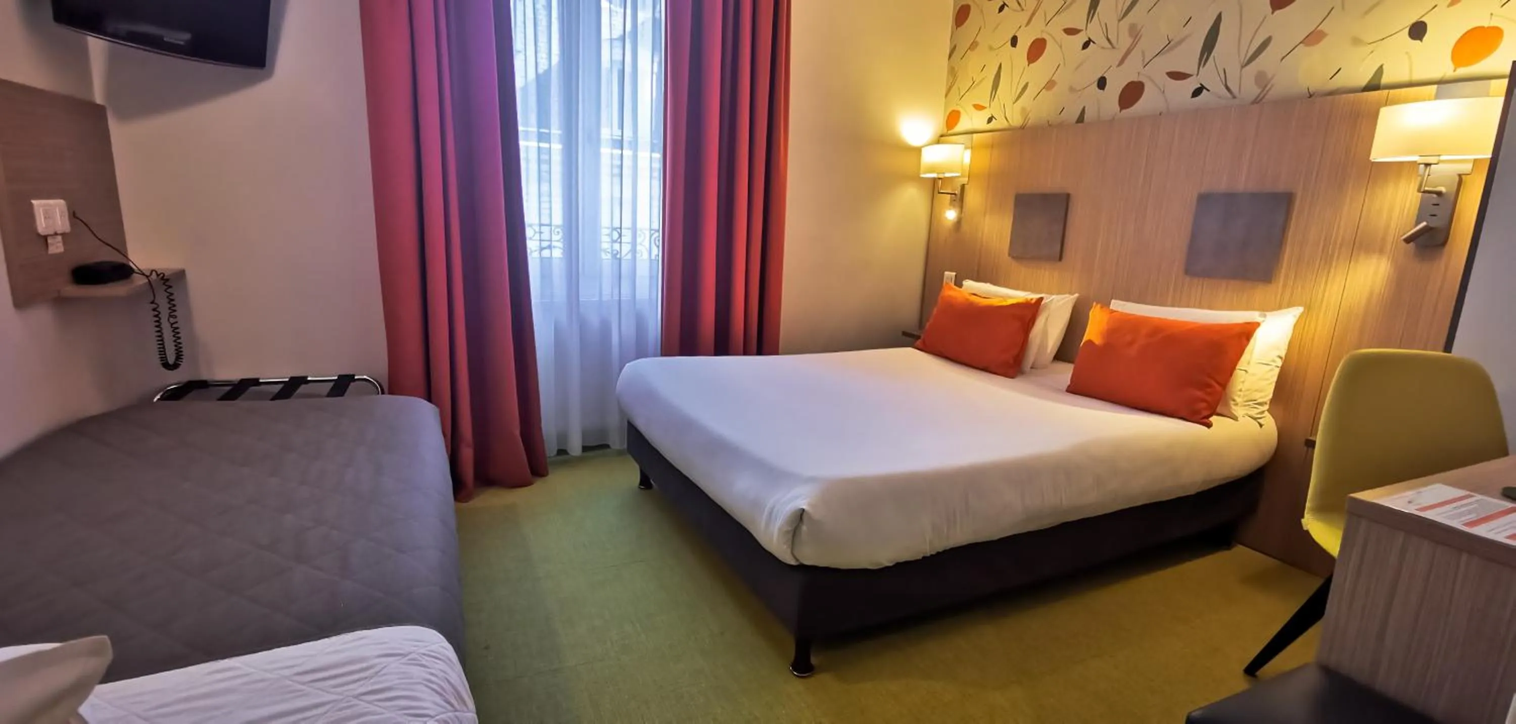 Photo of the whole room, Bed in Hotel Continental