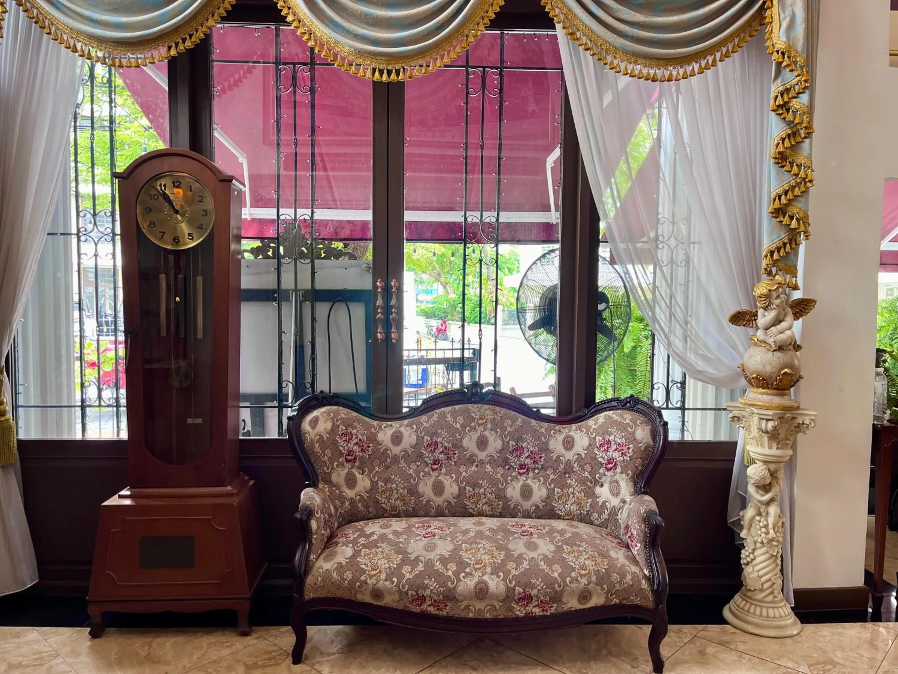 Seating area in Siam Champs Elyseesi Unique Hotel