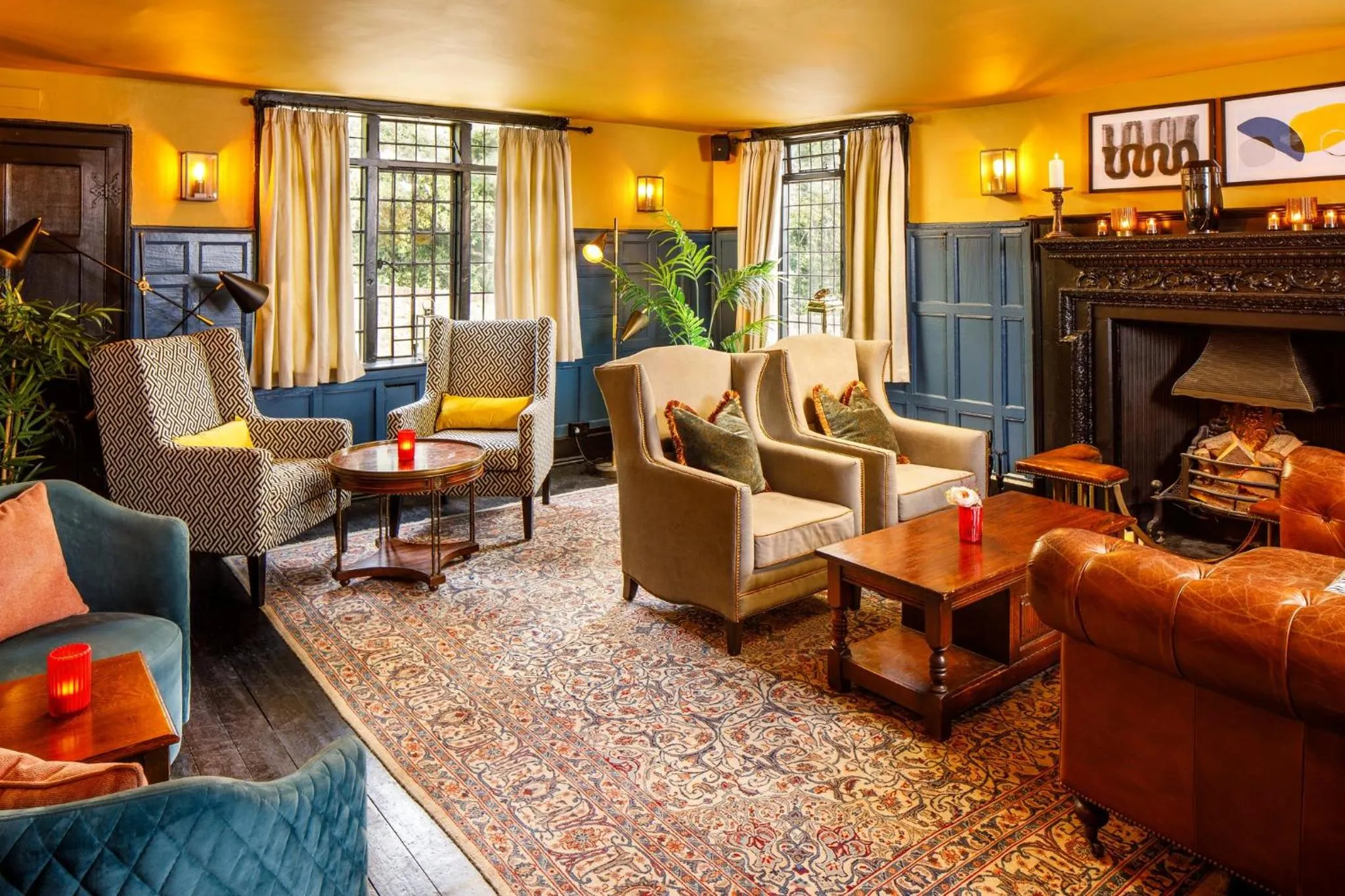 Lounge or bar in voco Lythe Hill Hotel & Spa by IHG