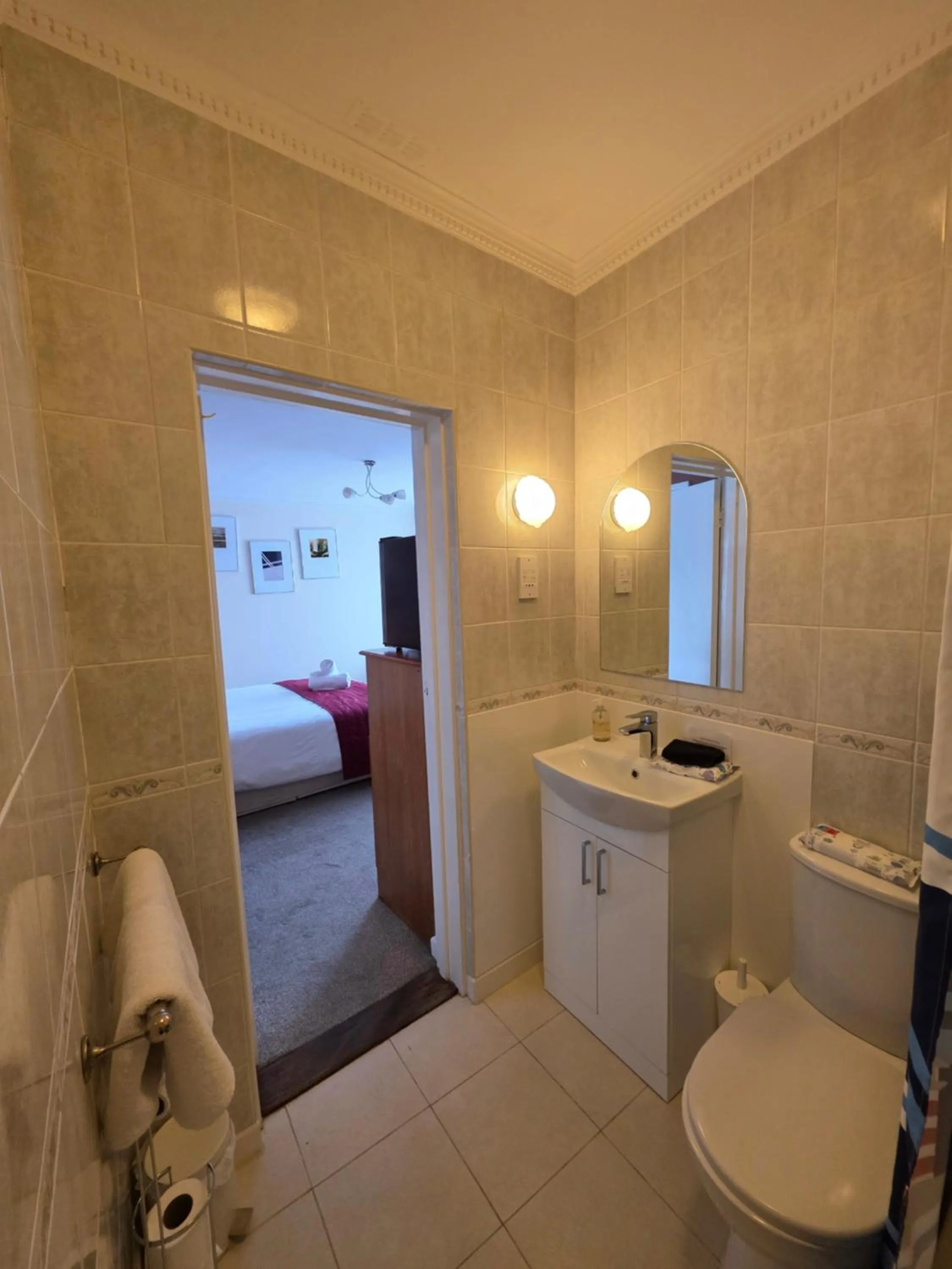 Bathroom, Bed in Marina Metro Hotel