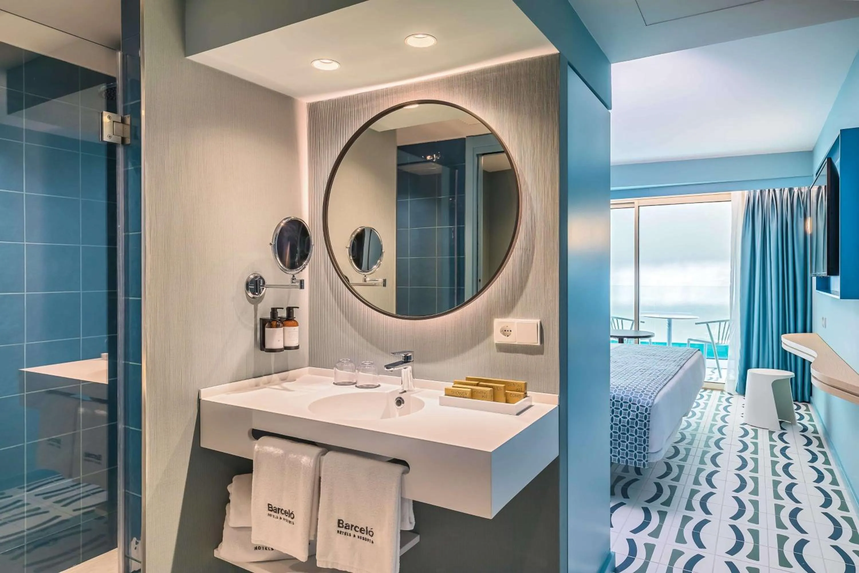 Bathroom, Bed in Barceló Benidorm Beach - Adults Recommended