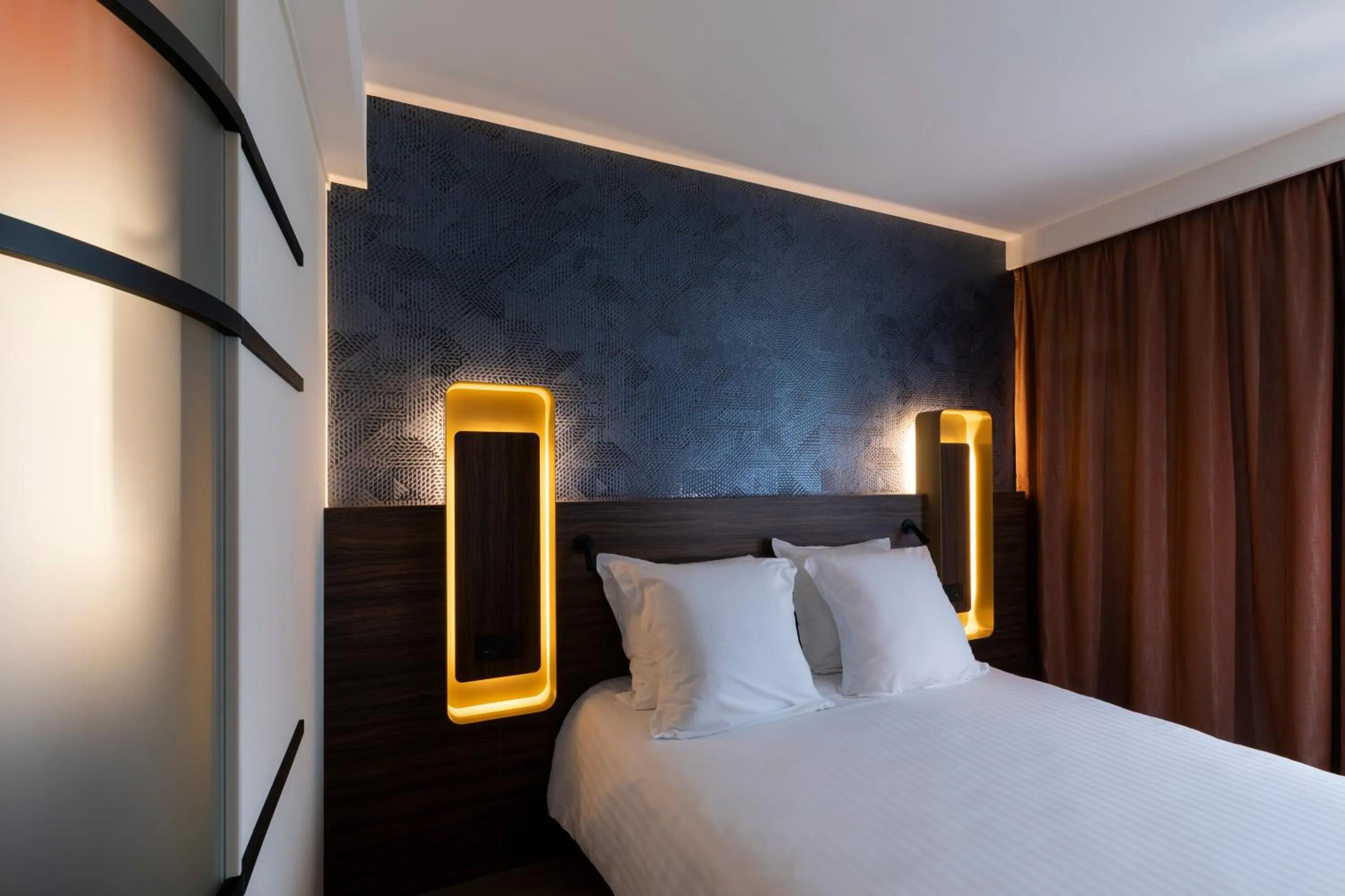 Bedroom, Bed in Hôtel & Spa Oceania Le Conti