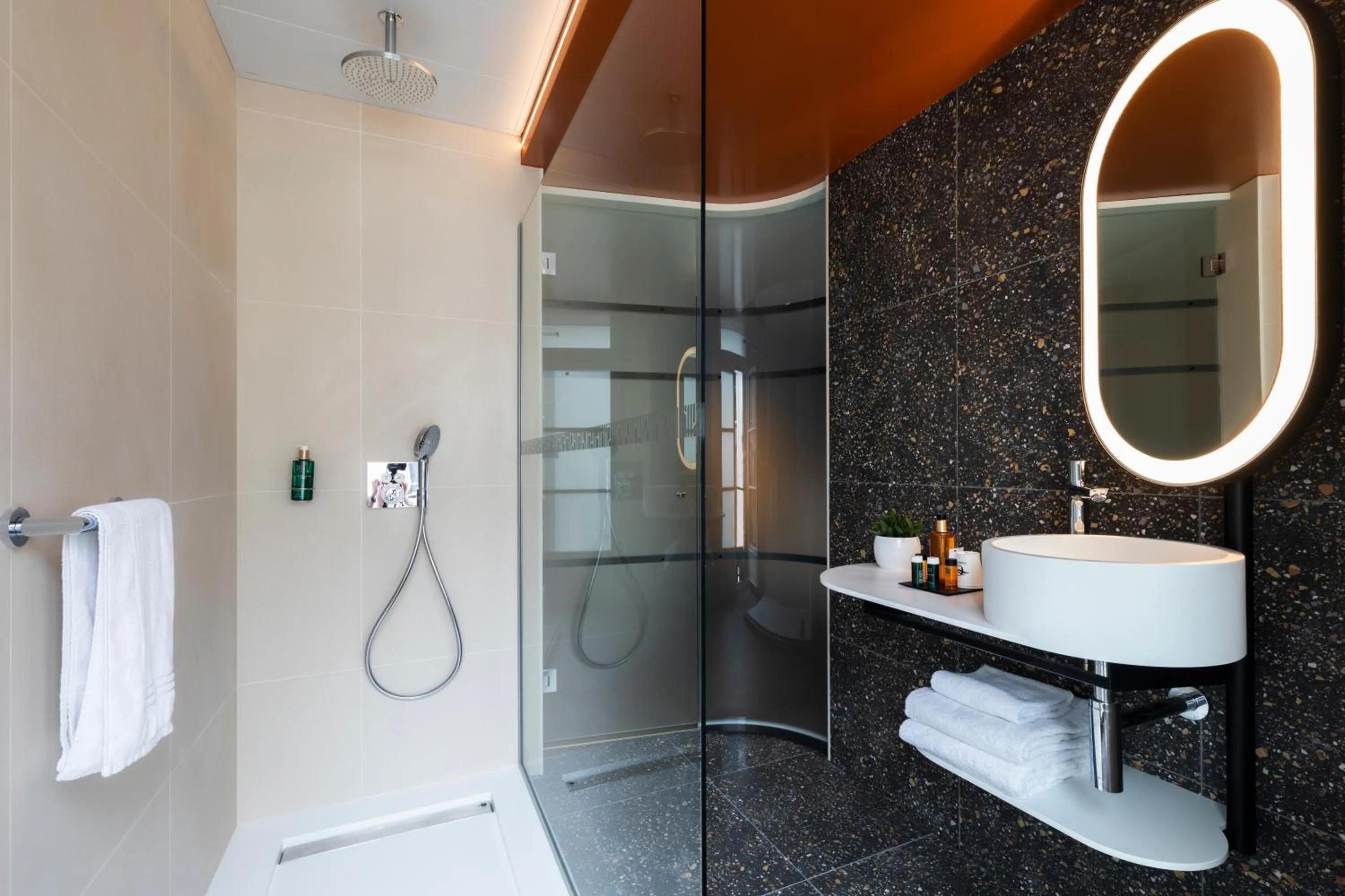 Bathroom in Hôtel & Spa Oceania Le Conti