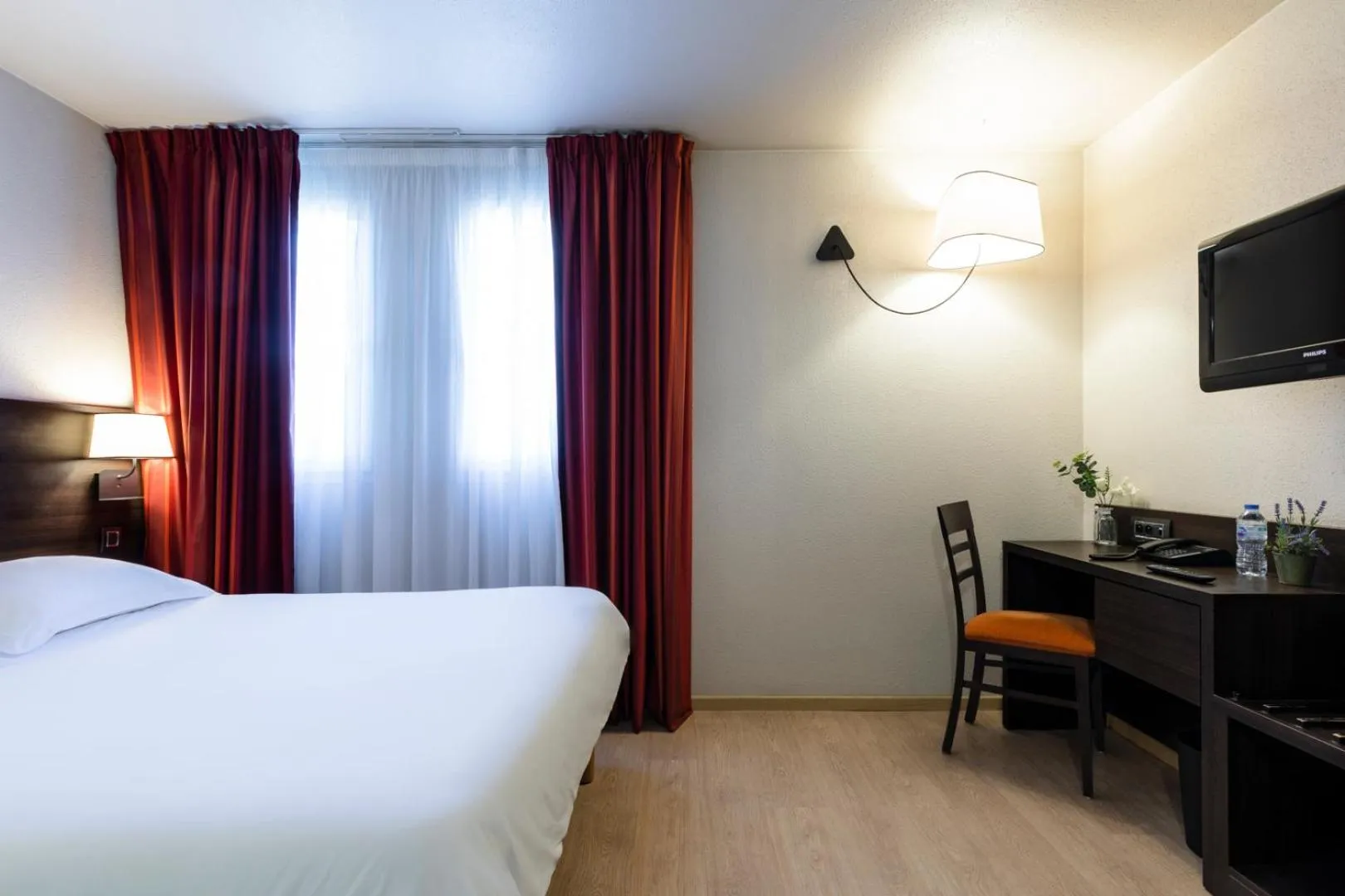 Photo of the whole room, Bed in Escale Oceania Brest