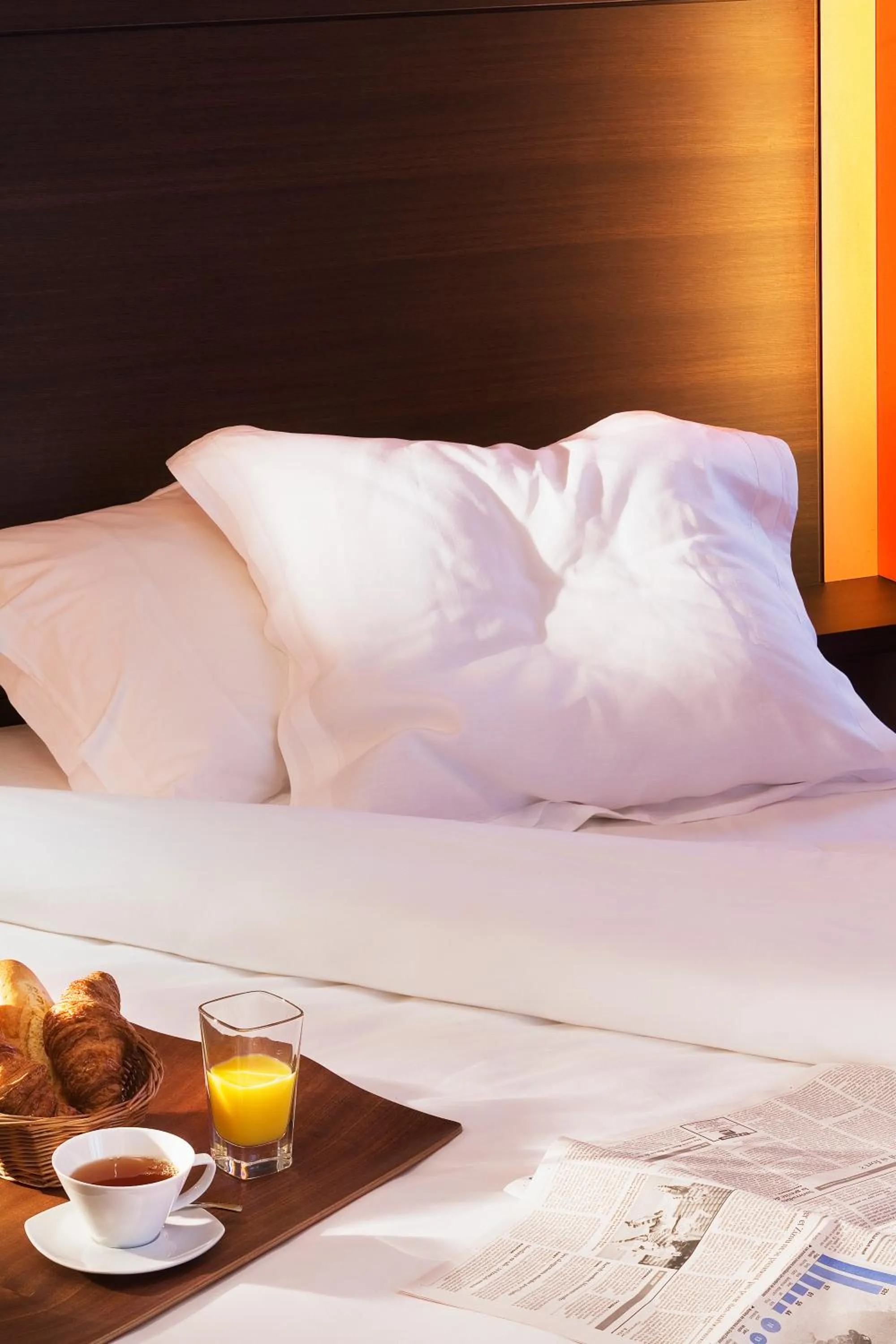 Bedroom, Bed in Hôtel Oceania Brest