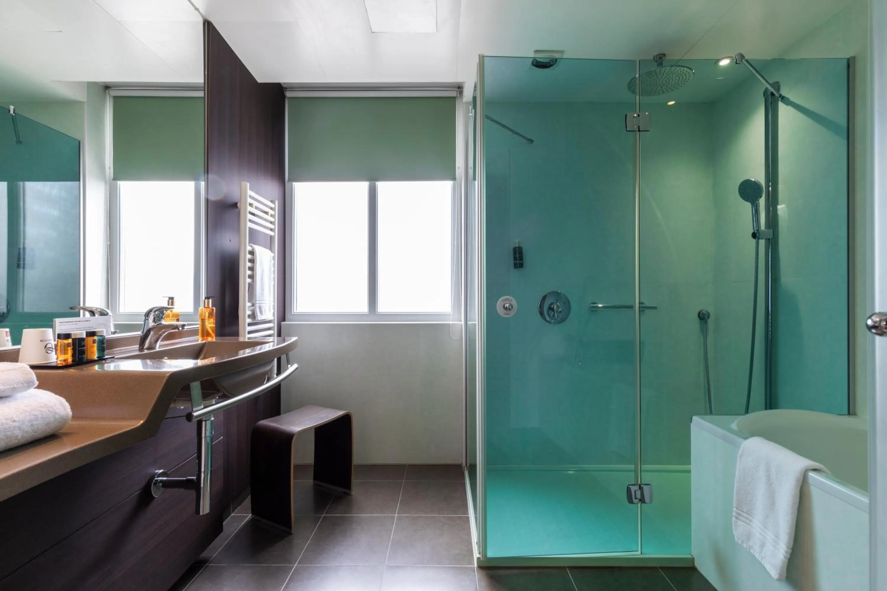 Bathroom in Hôtel Oceania Brest