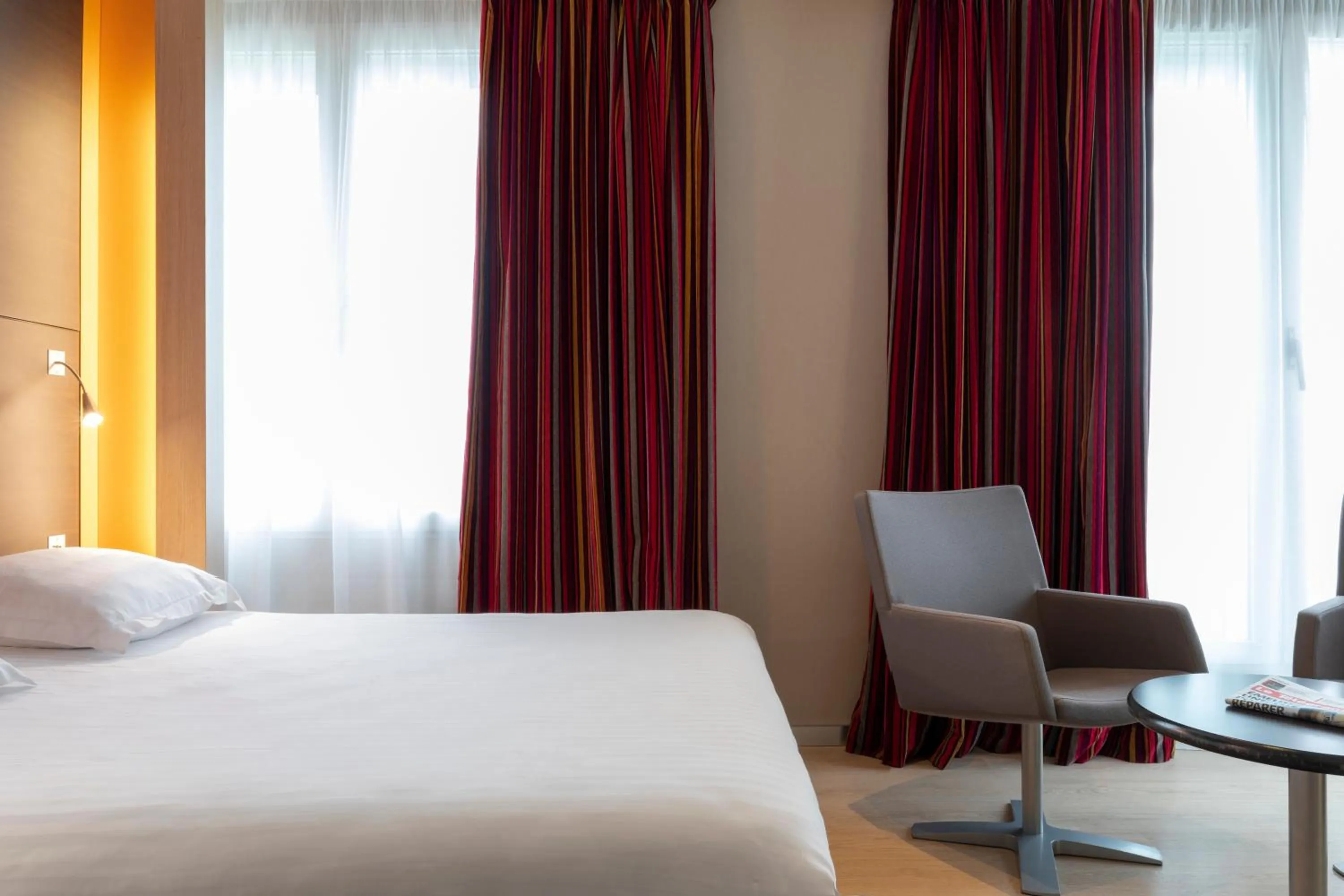 Bedroom, Bed in Hôtel Oceania Brest