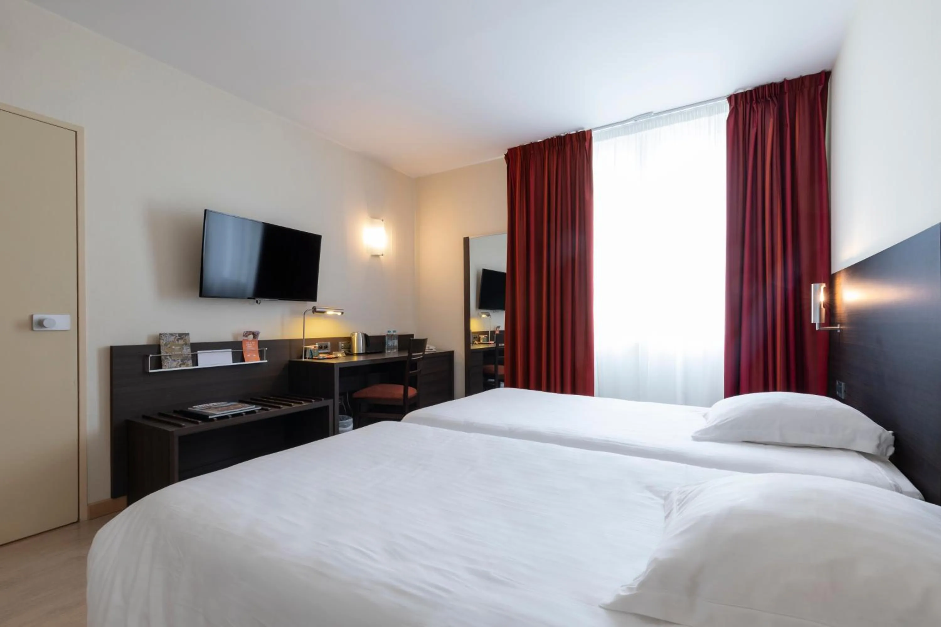 Bedroom, Bed in Hôtel Oceania Brest