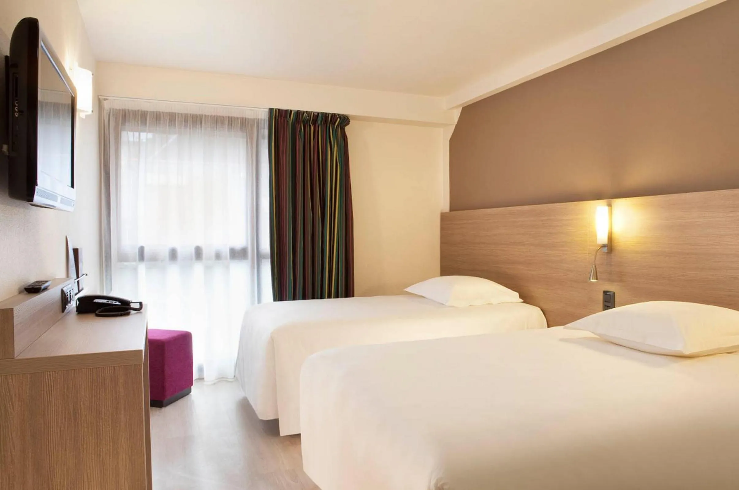 Photo of the whole room, Bed in Escale Oceania Quimper Centre