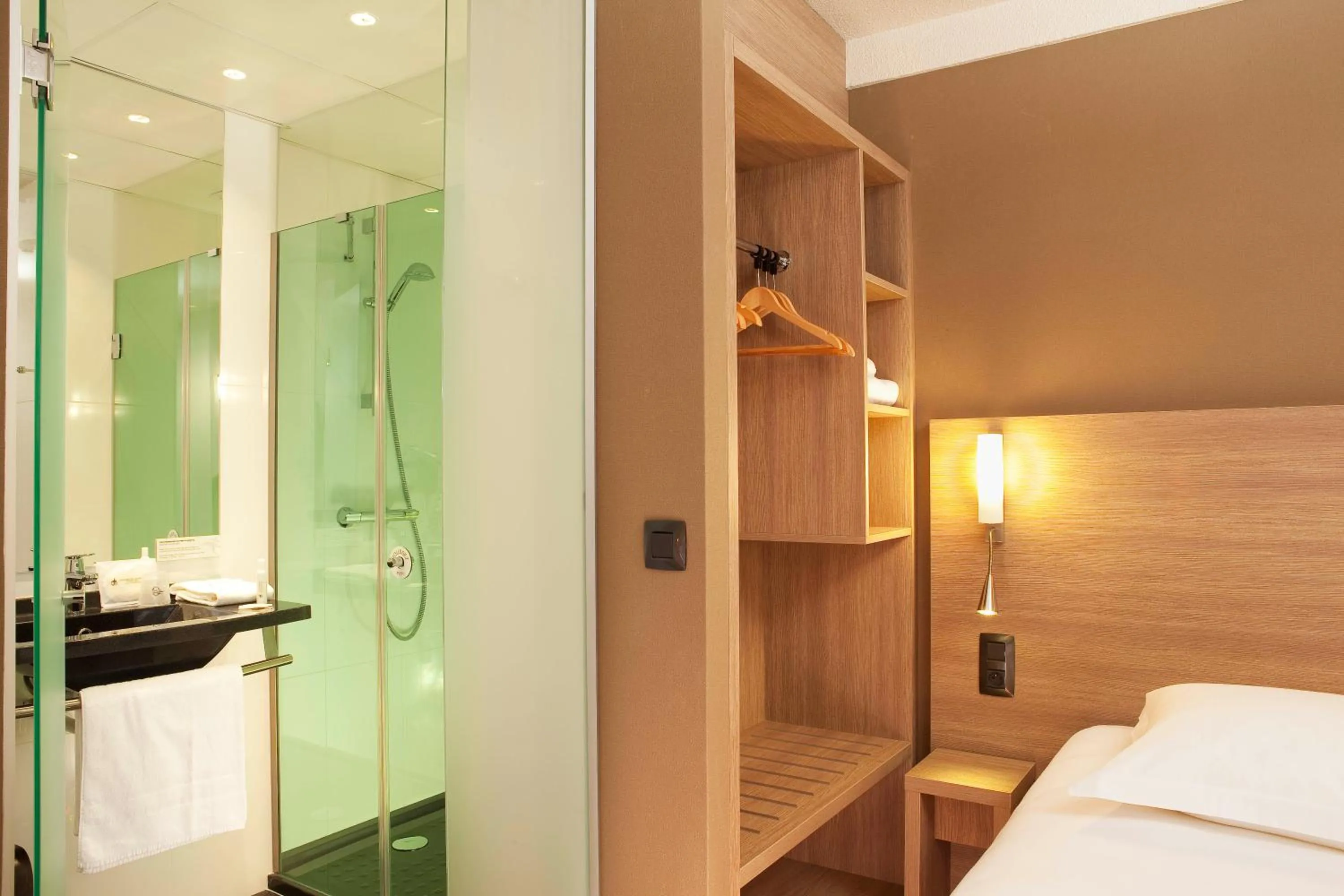 Photo of the whole room, Bed in Escale Oceania Quimper Centre