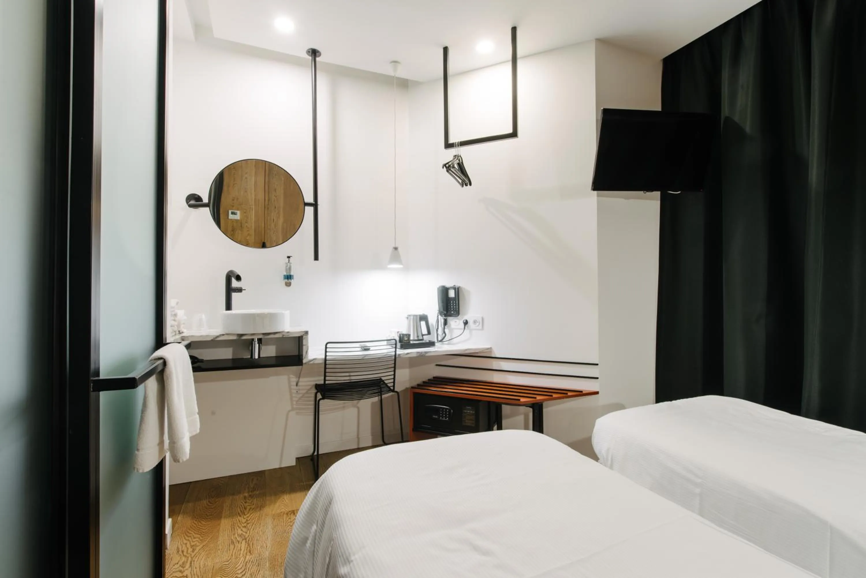 Photo of the whole room, Bed in Atypik Hotel