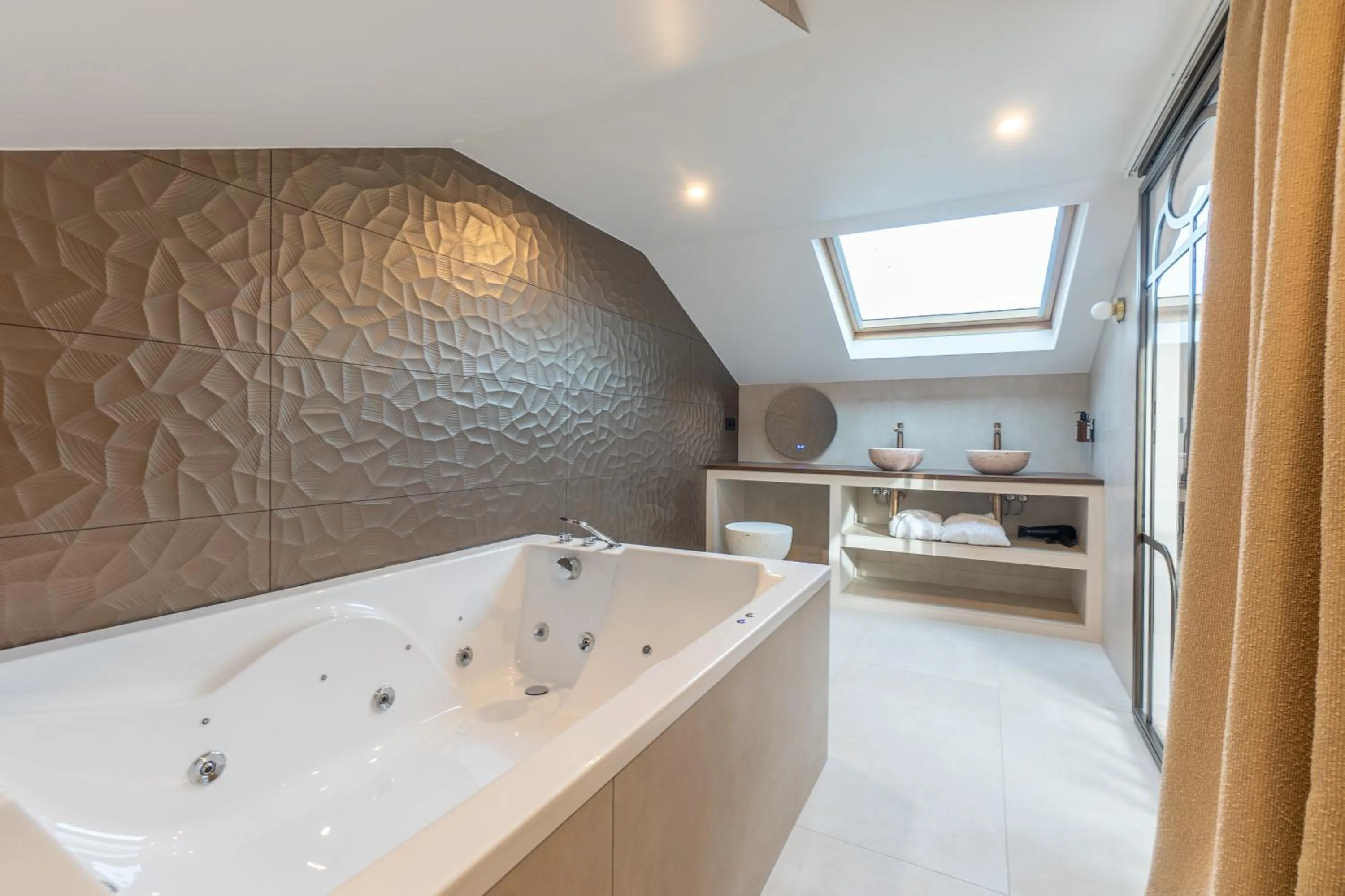 Hot Tub in Atypik Hotel