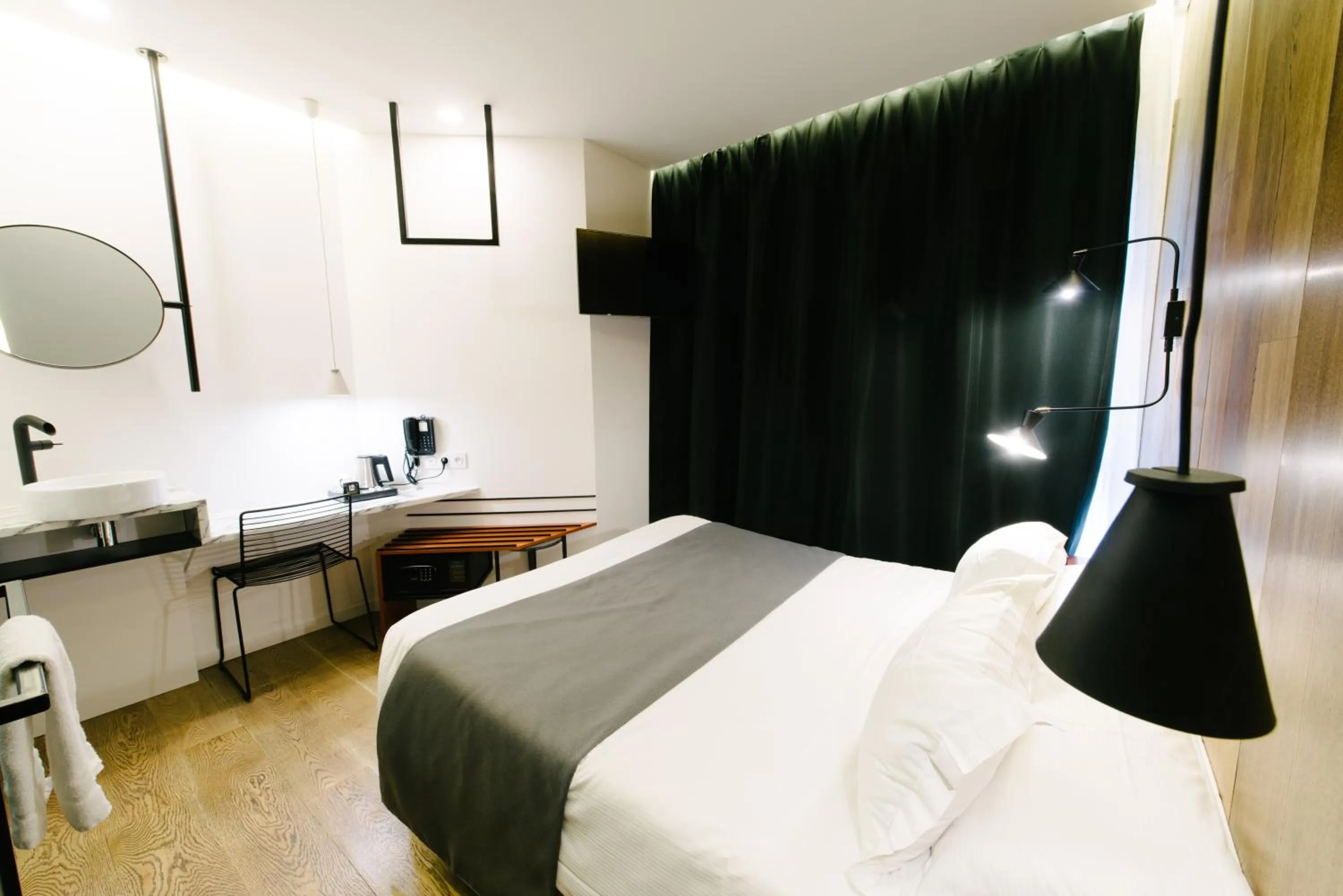 Photo of the whole room, Bed in Atypik Hotel