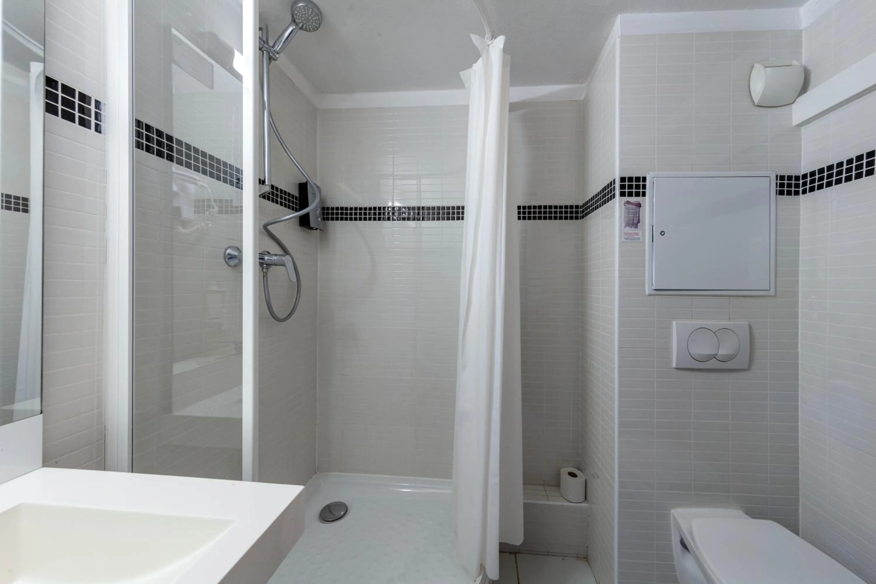 Shower in Noemys Valence Nord - hotel restaurant