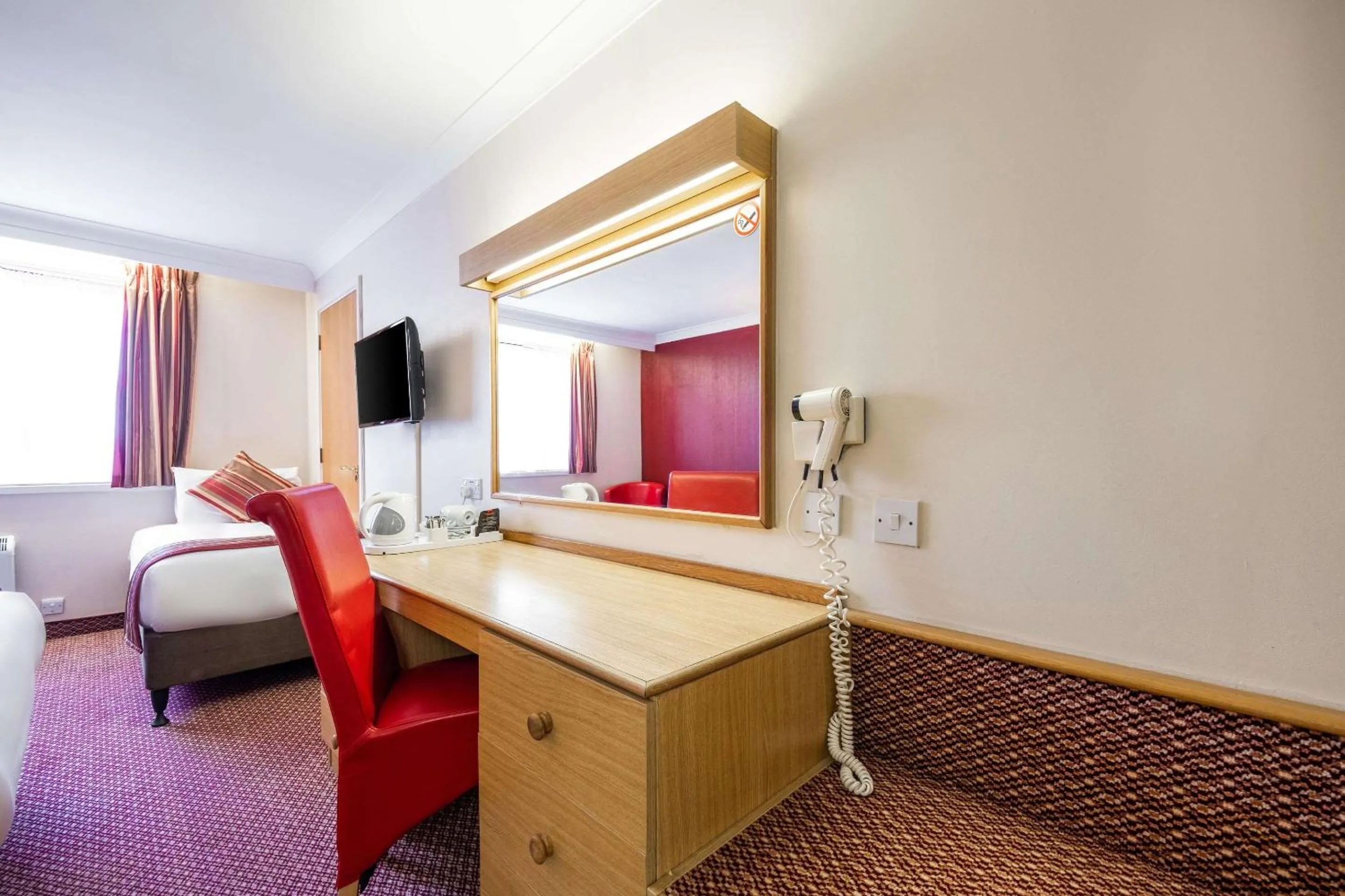 Photo of the whole room, Bed in Comfort Inn Arundel