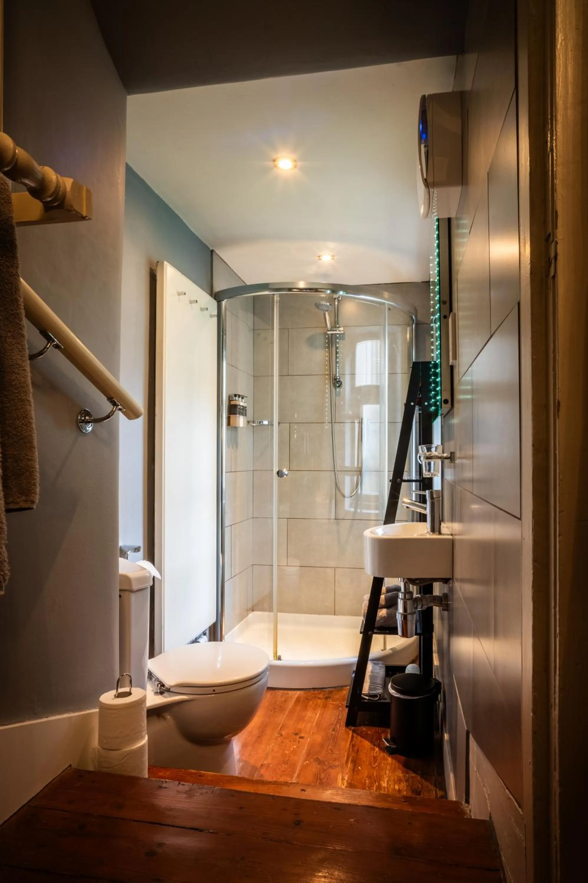 Six Brunton Place Guest House