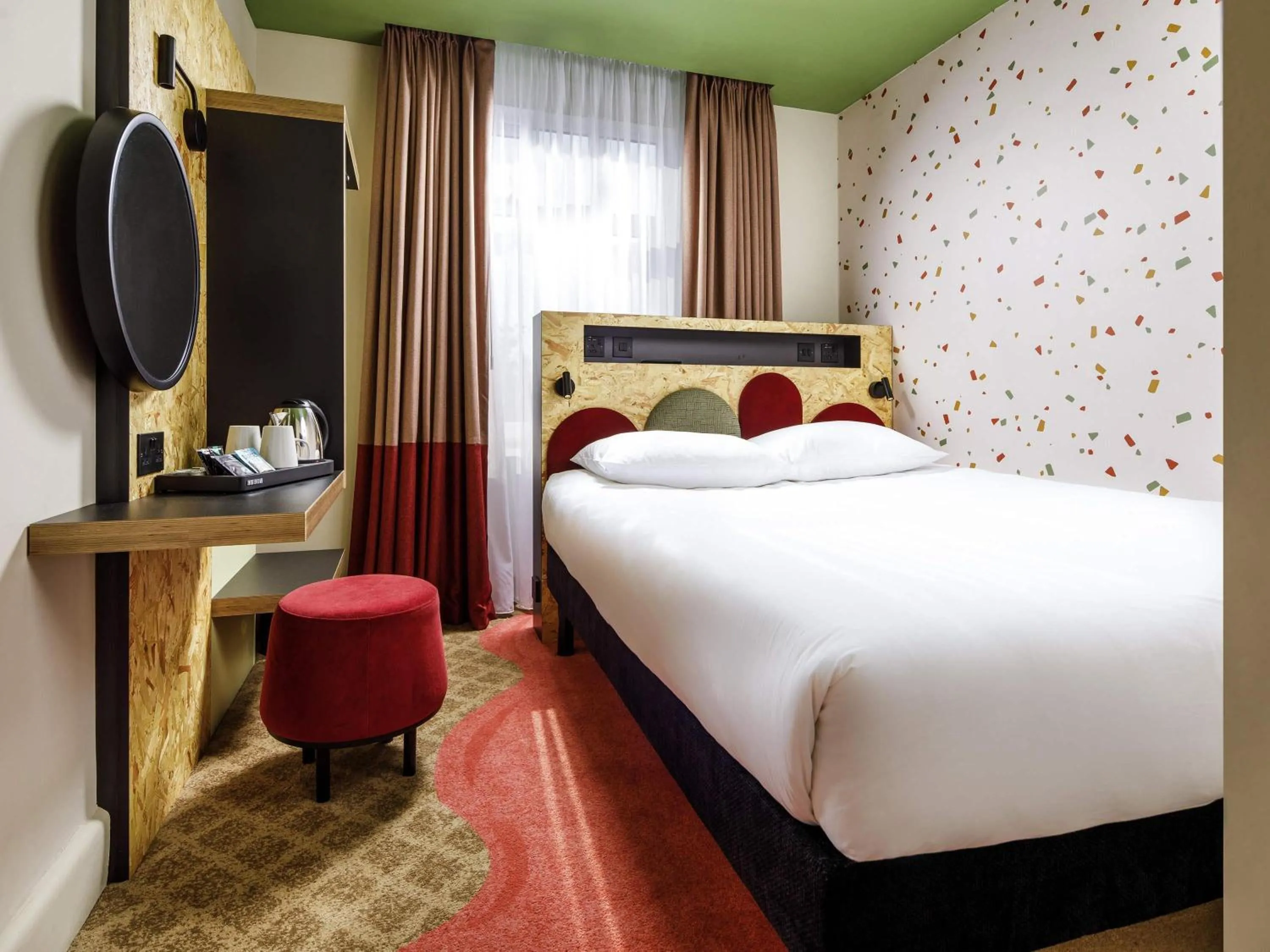 Bedroom, Bed in ibis Styles Bournemouth