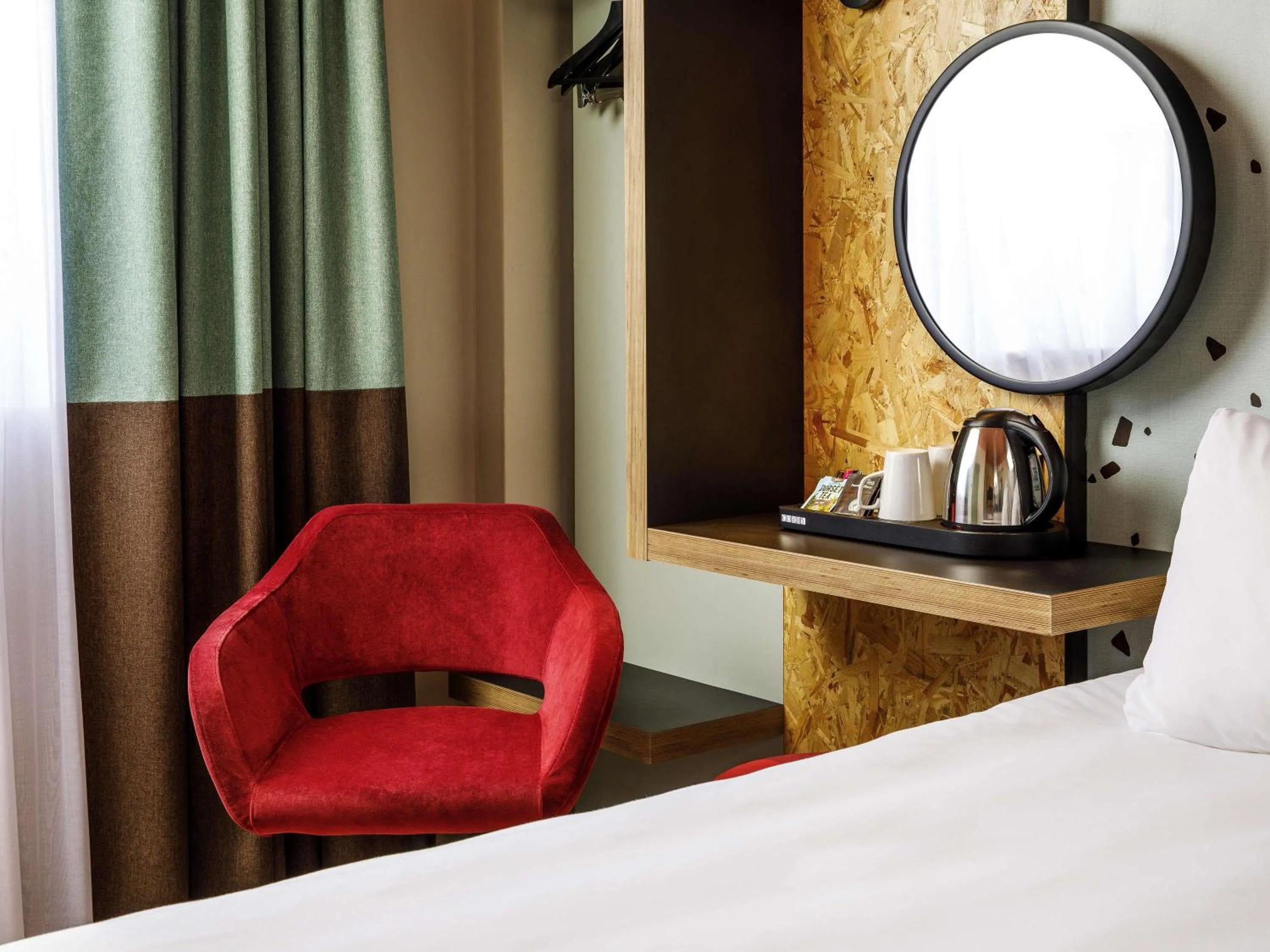 Bedroom, Bed in ibis Styles Bournemouth