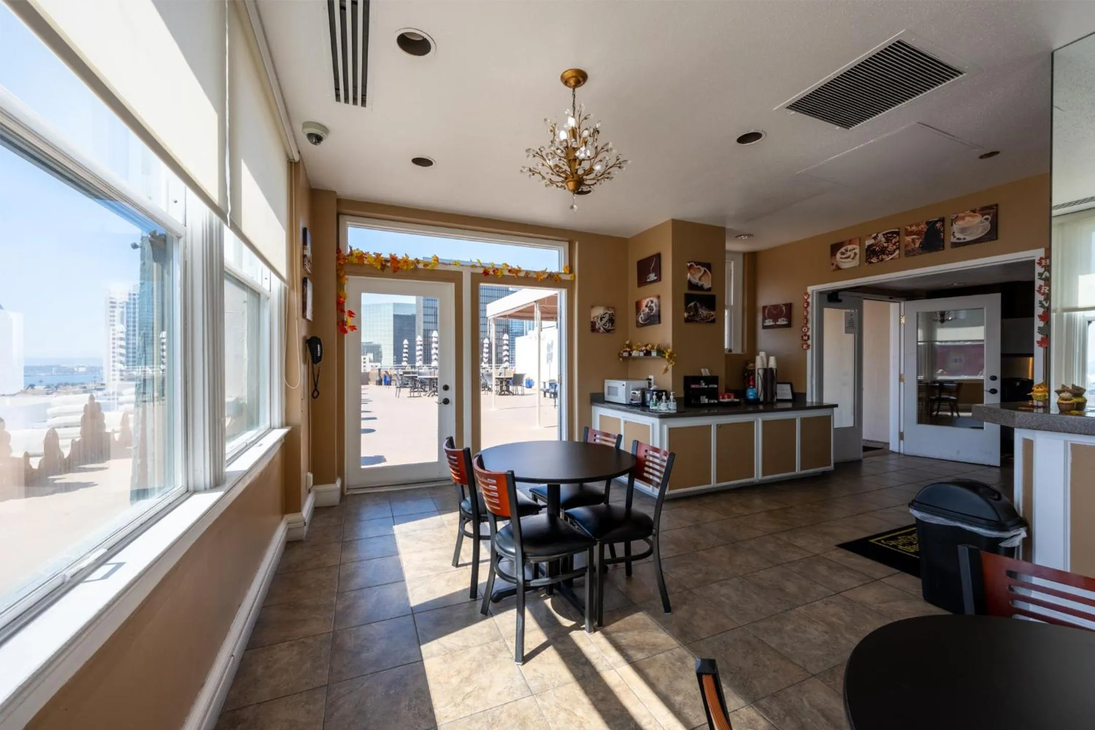 Communal lounge/ TV room in Gaslamp Plaza Suites