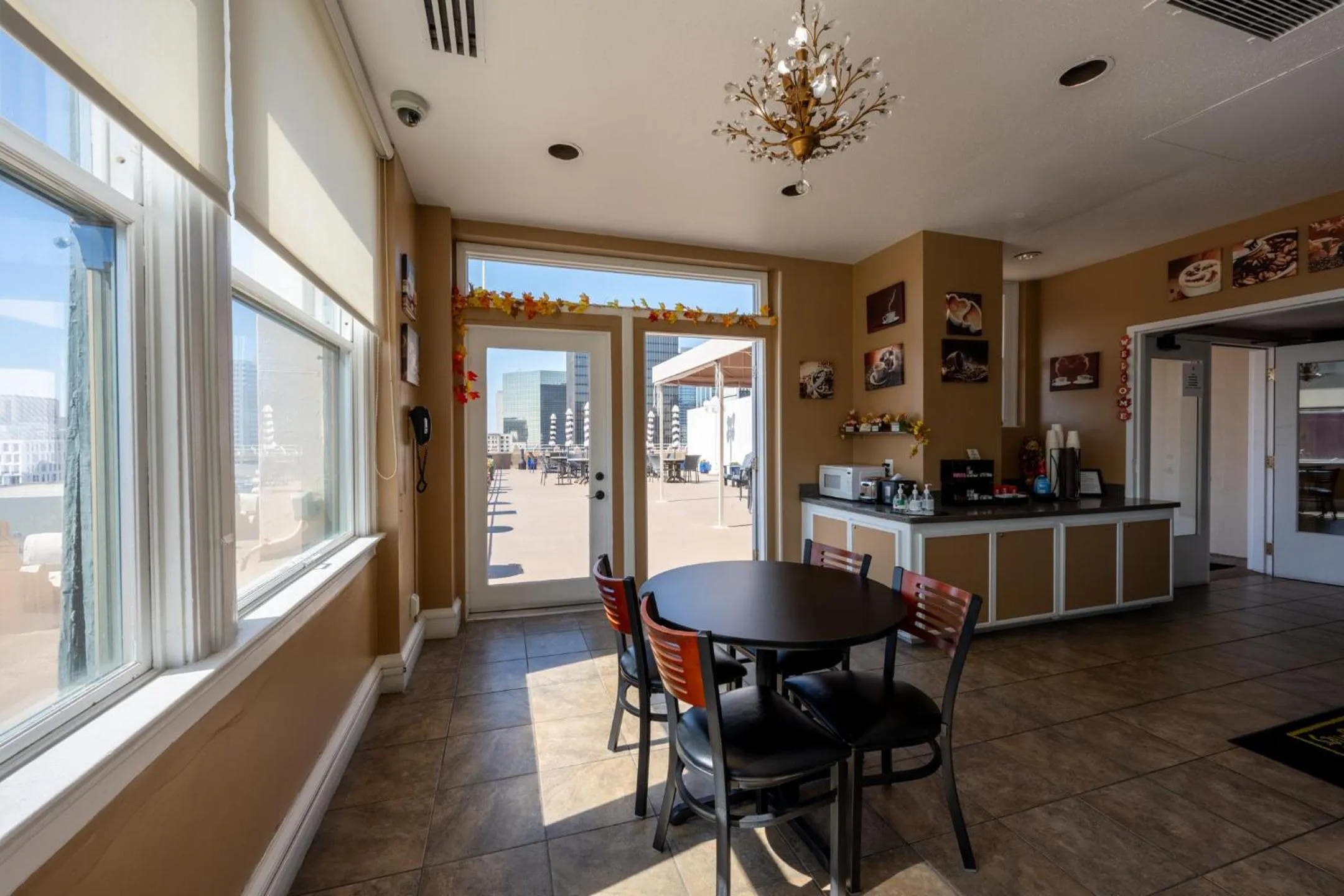 Communal lounge/ TV room in Gaslamp Plaza Suites