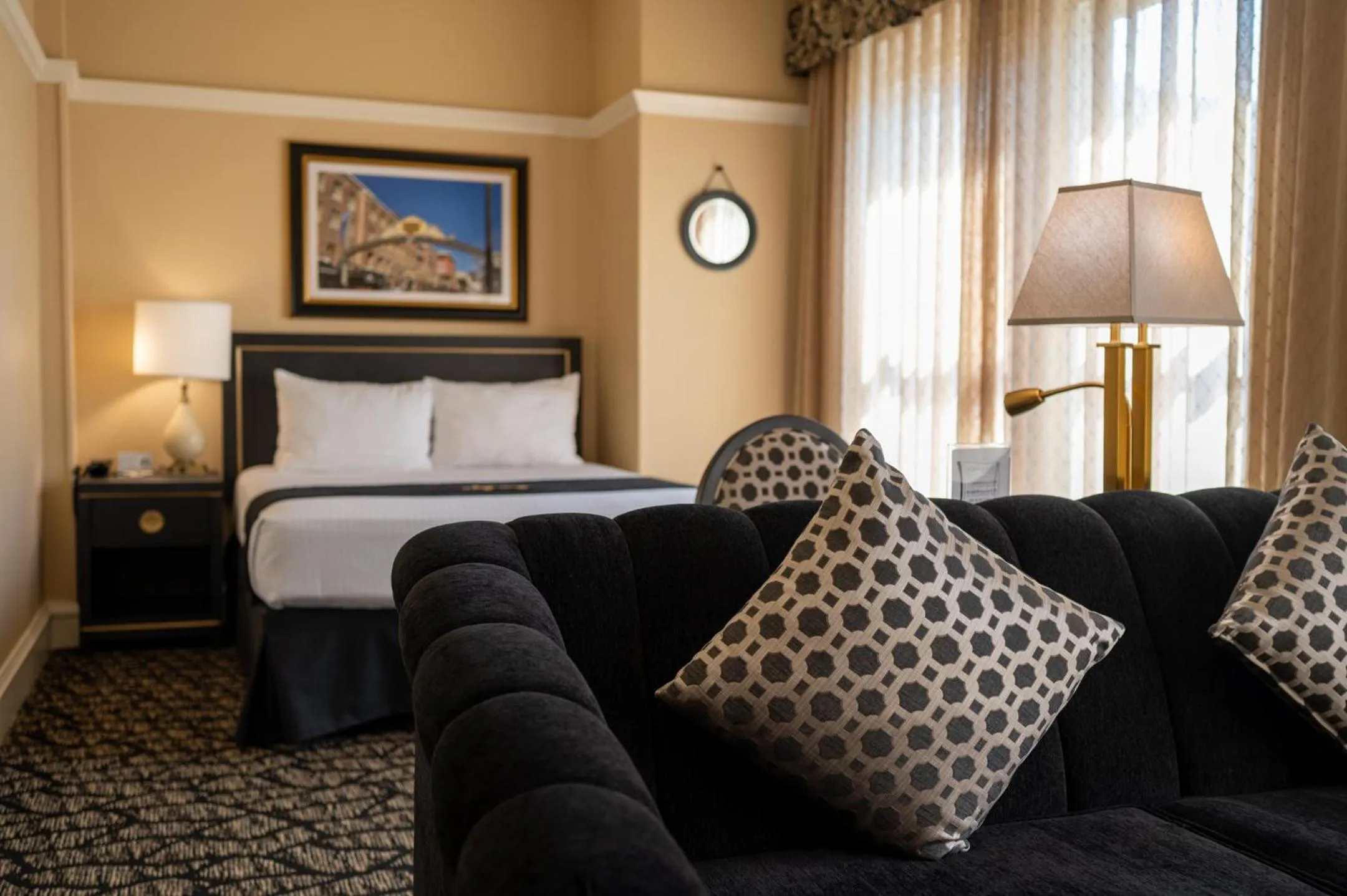 Seating area, Bed in Gaslamp Plaza Suites