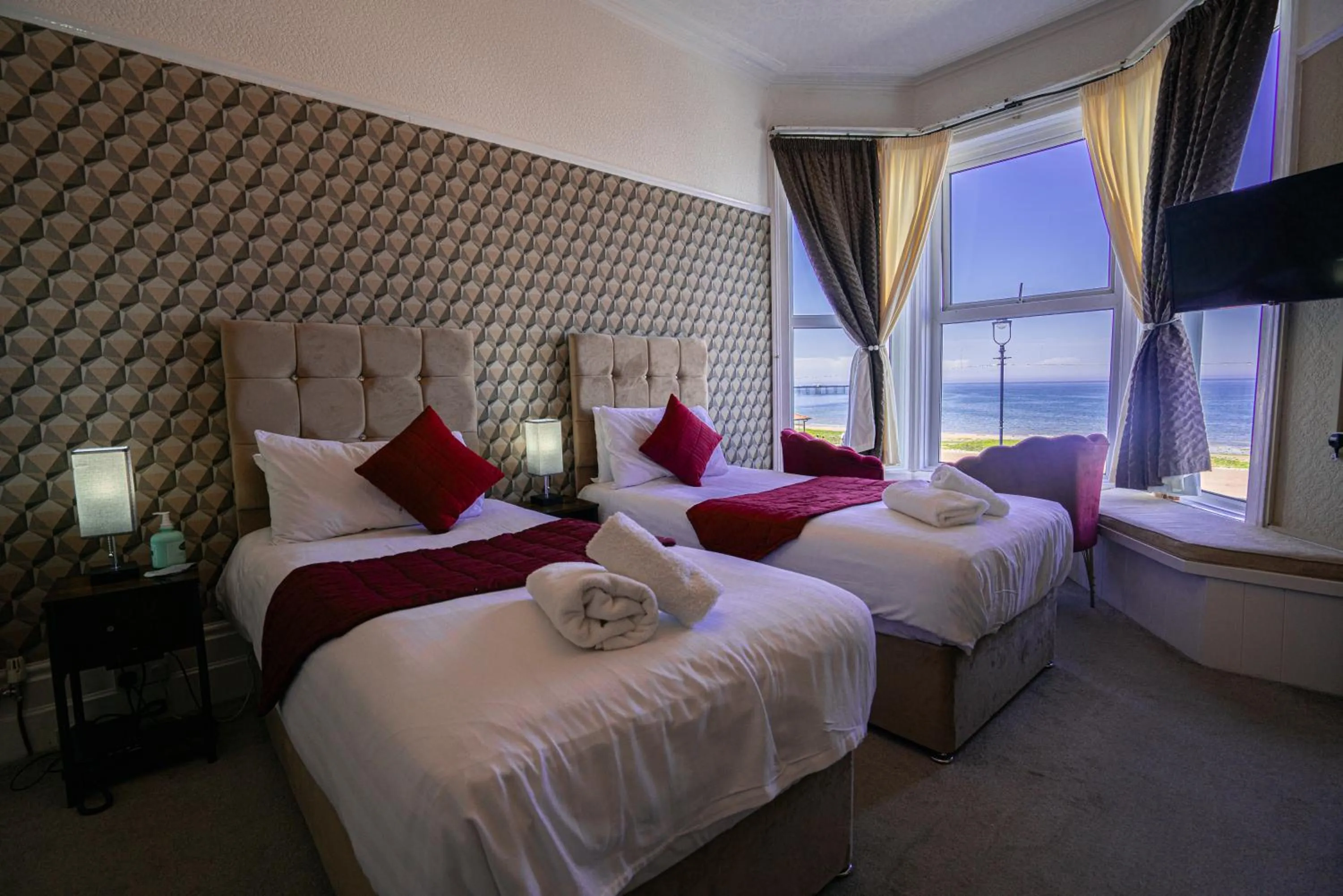 Deluxe Twin Room with Sea View in The Central Hotel