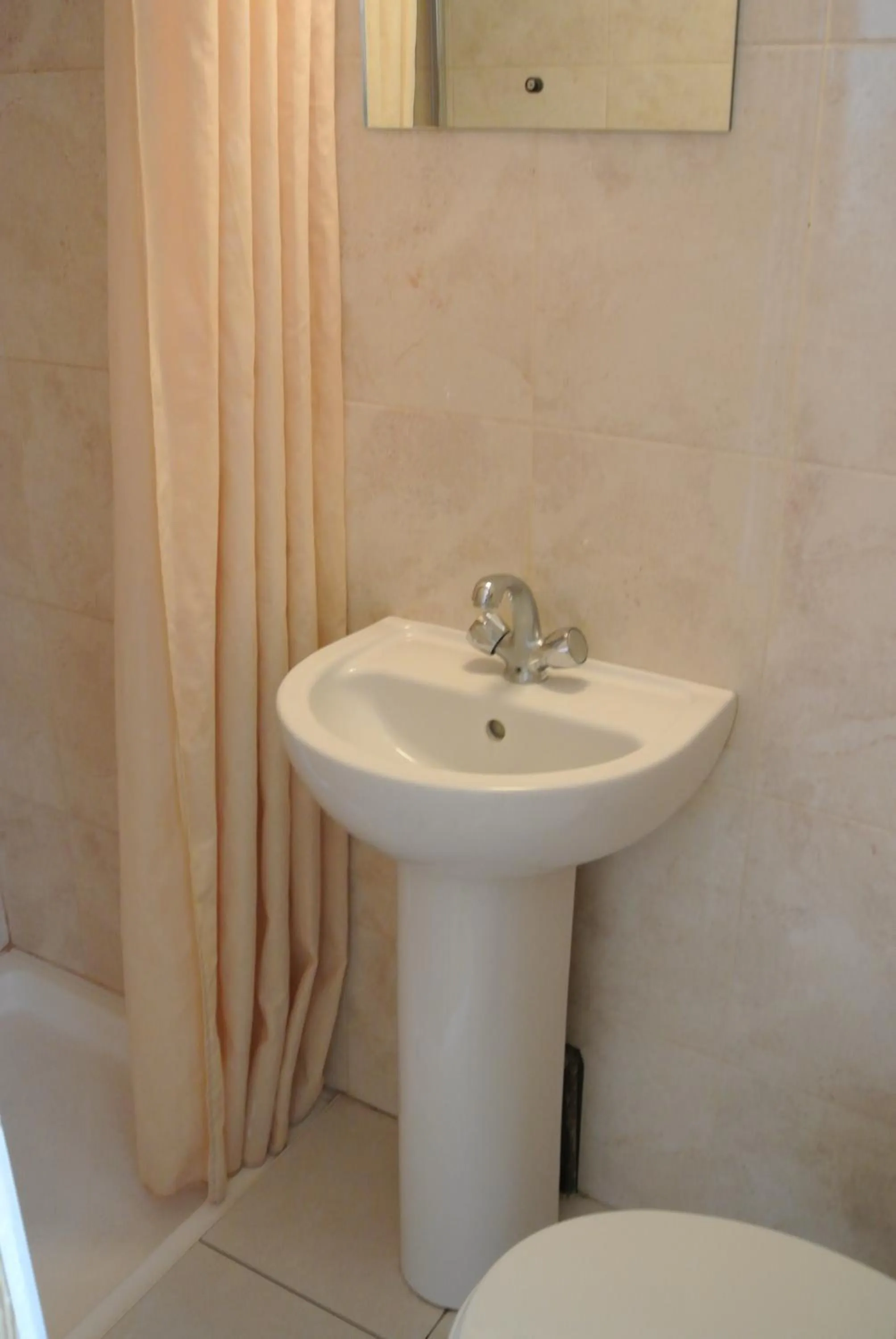 Bathroom in Carlton Hotel