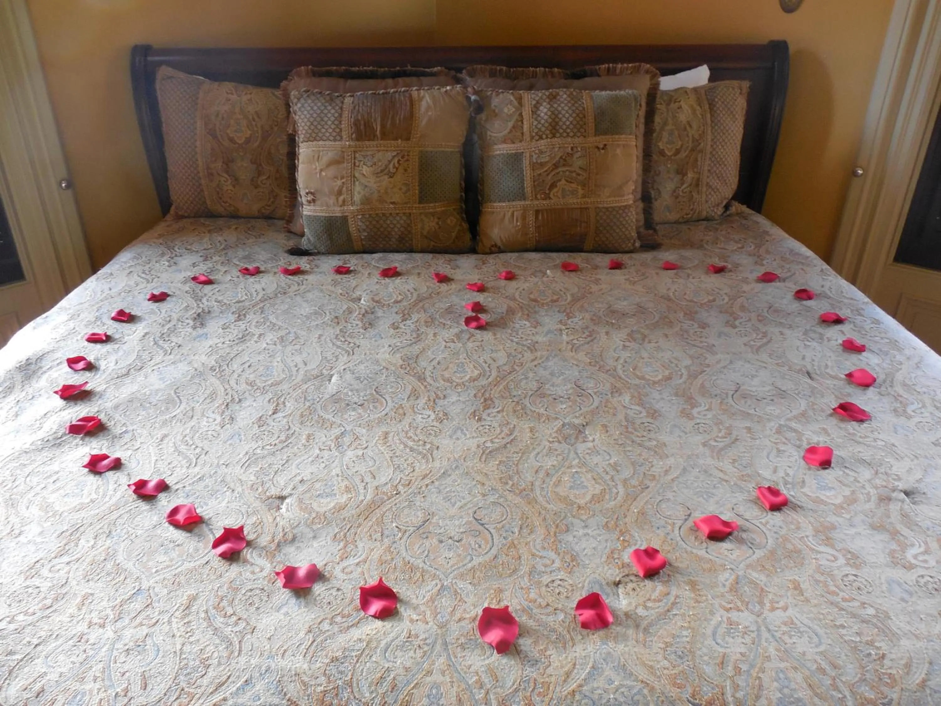 Decorative detail, Bed in Proctor Mansion Inn