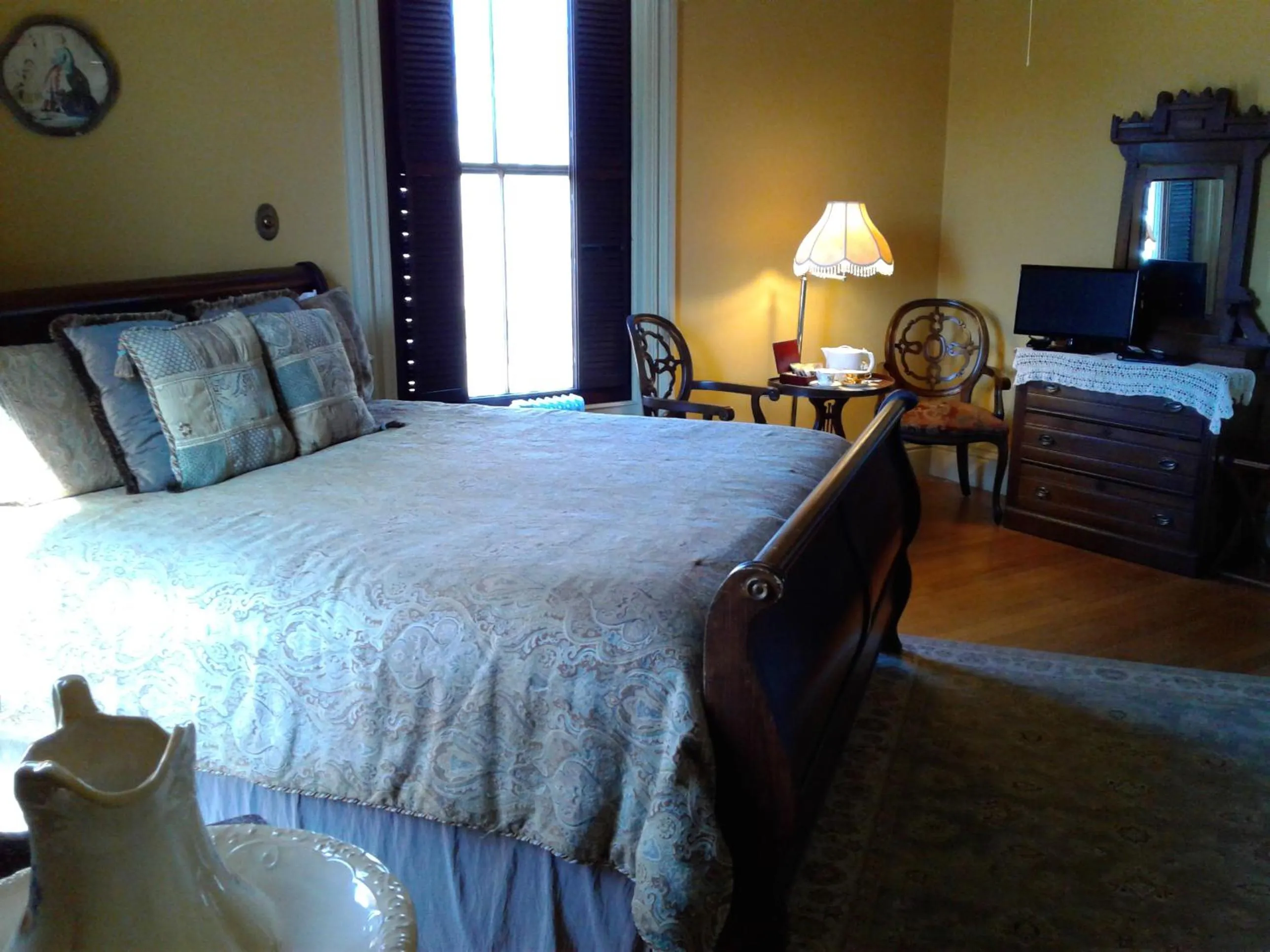 Bed in Proctor Mansion Inn