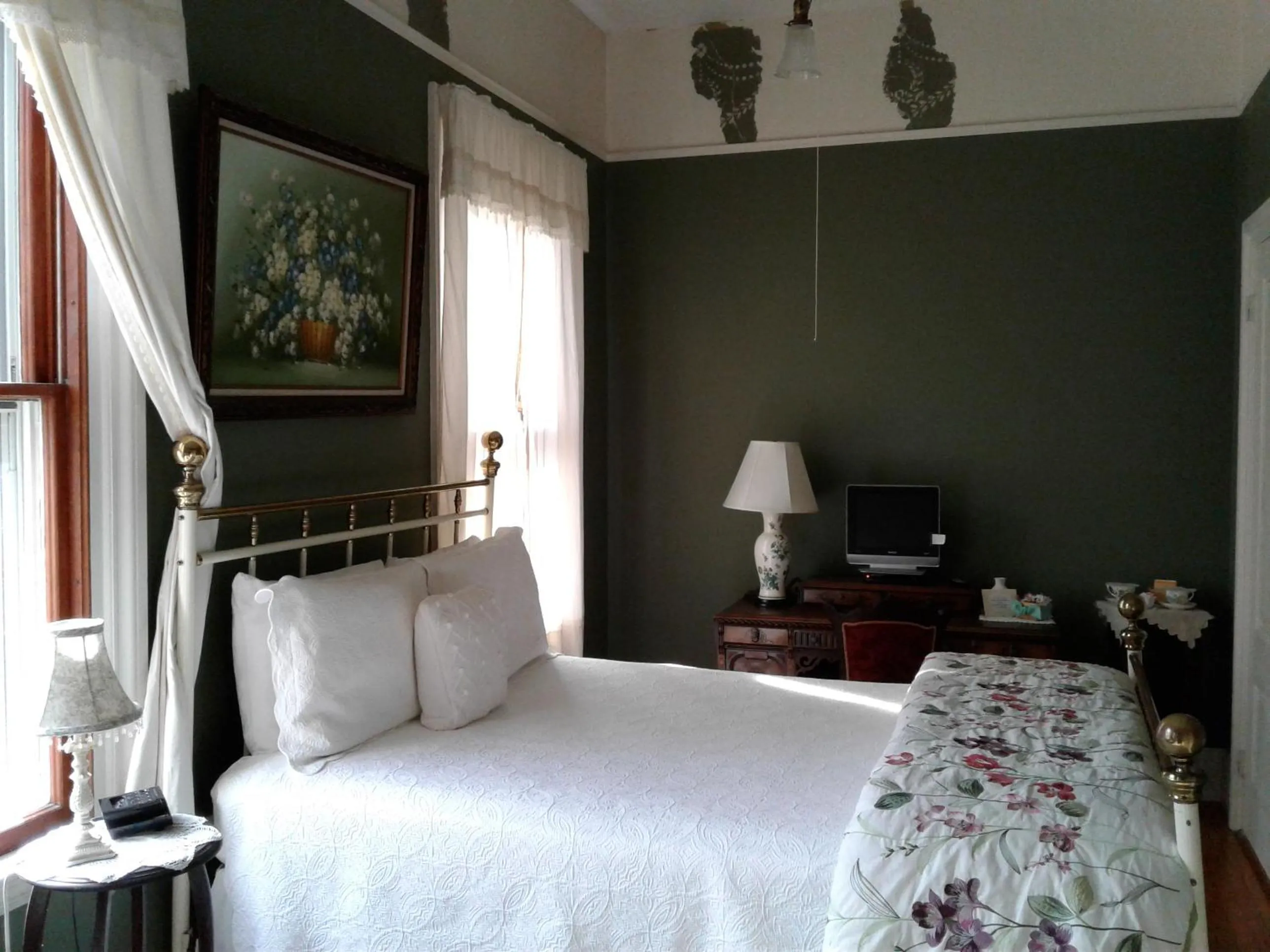 Photo of the whole room, Bed in Proctor Mansion Inn