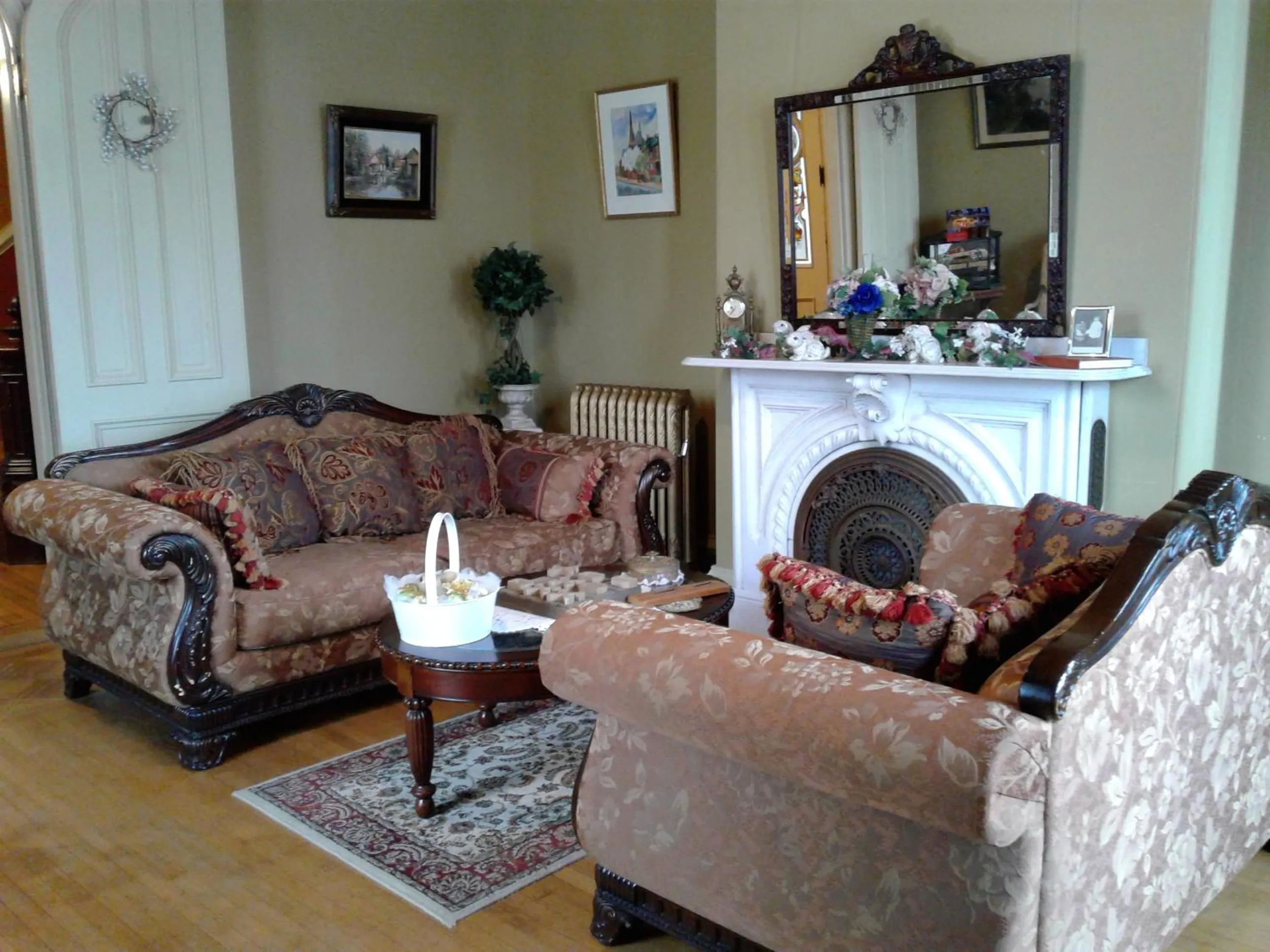 Living room in Proctor Mansion Inn