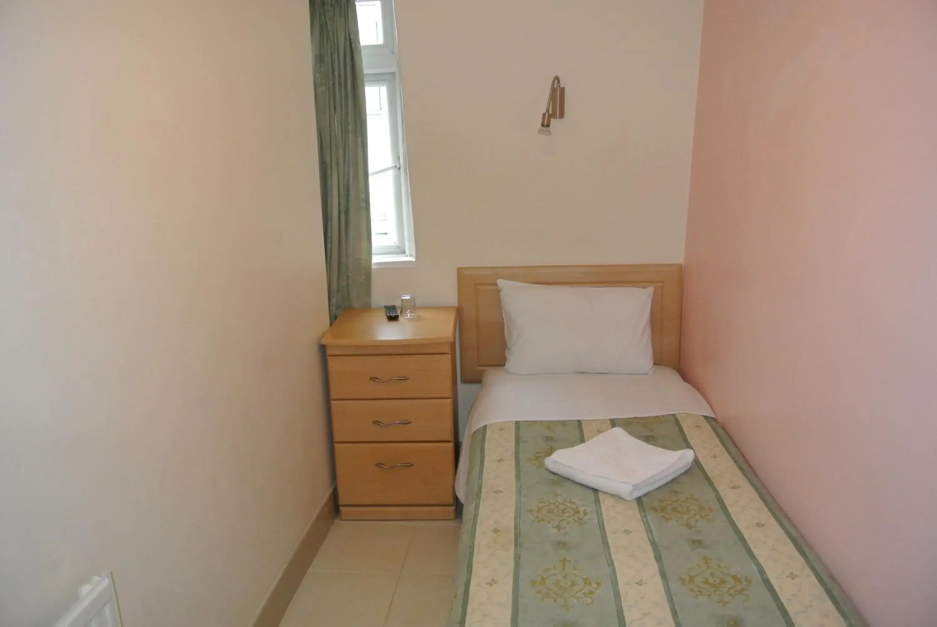 Basic Single Room with Shared Bathroom in European Hotel Basic Single Room with Shared Bathroom in European Hotel