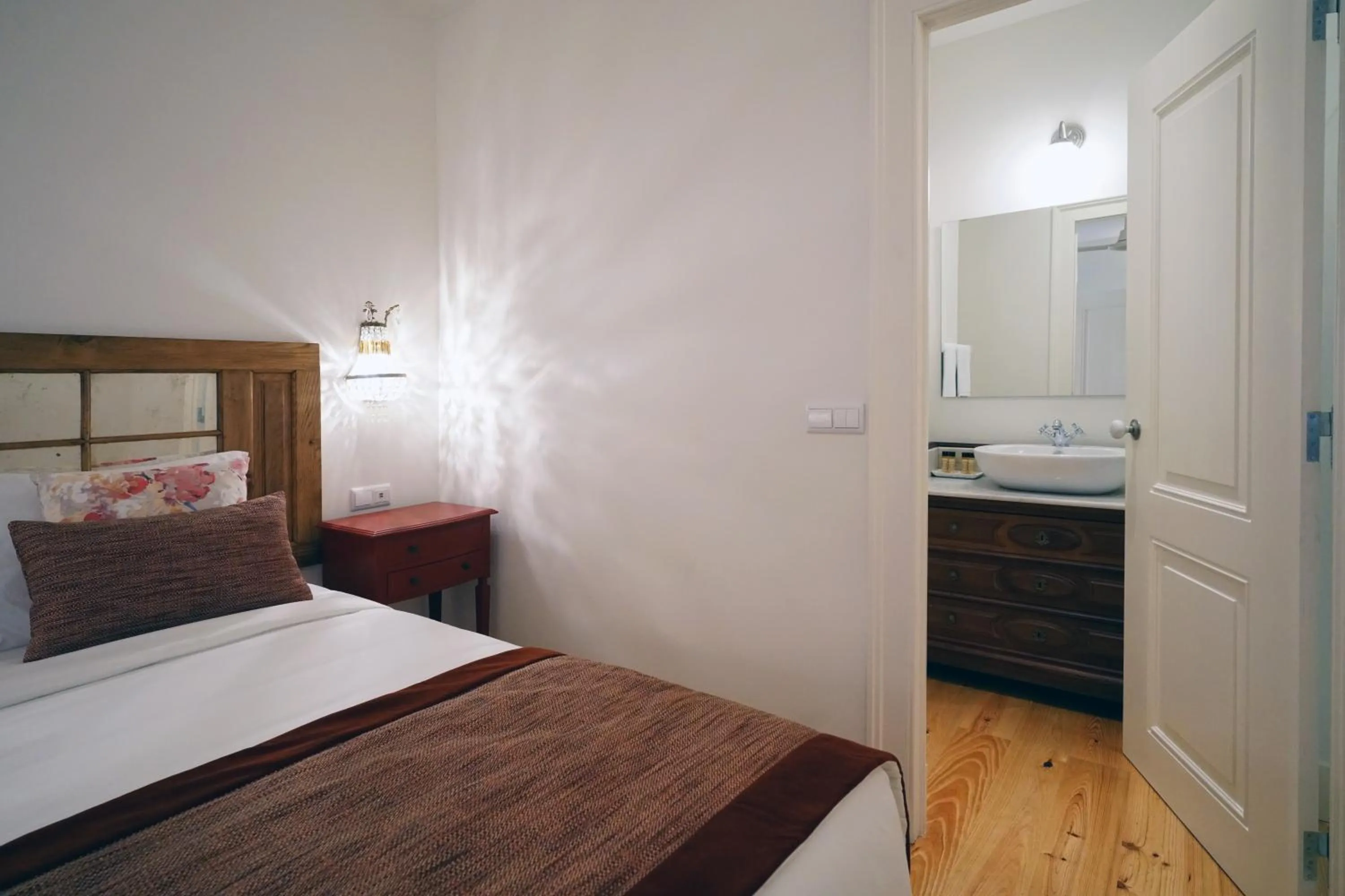 Photo of the whole room, Bed in Casas de São Bento