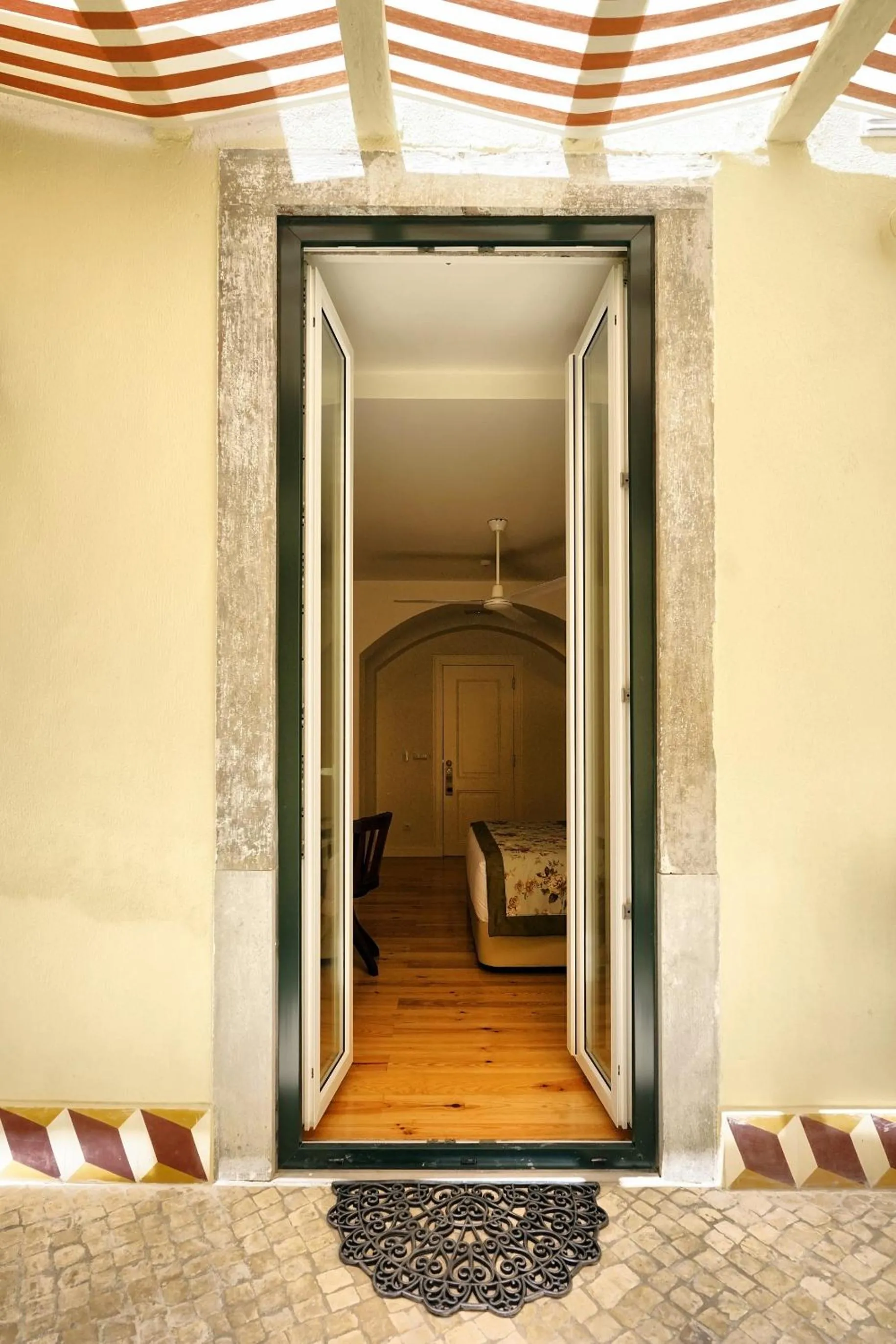 Property building, Bed in Casas de São Bento