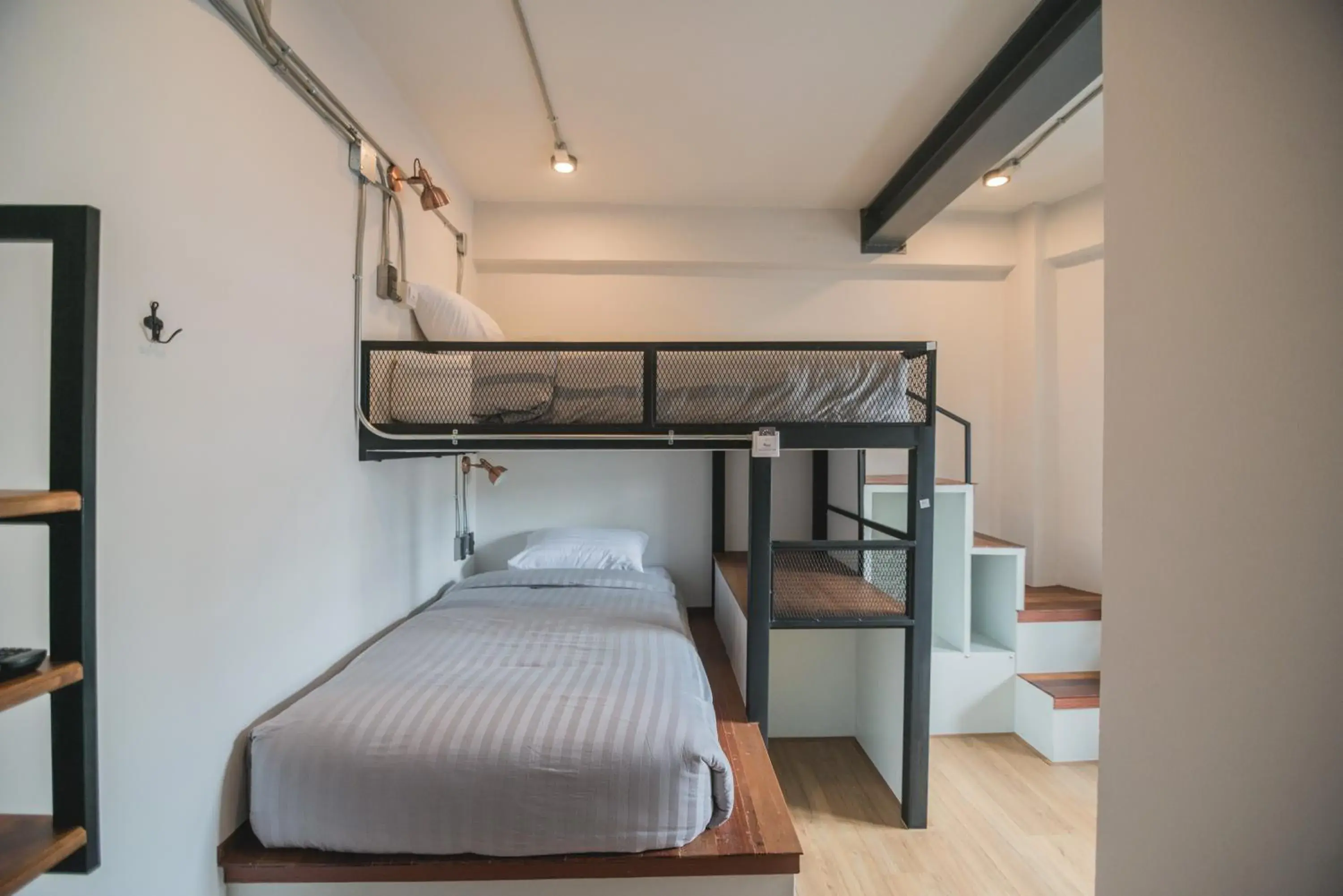 Bunk Bed Room with Private Bathroom in Chernchan Hostel Bunk Bed Room with Private Bathroom in Chernchan Hostel