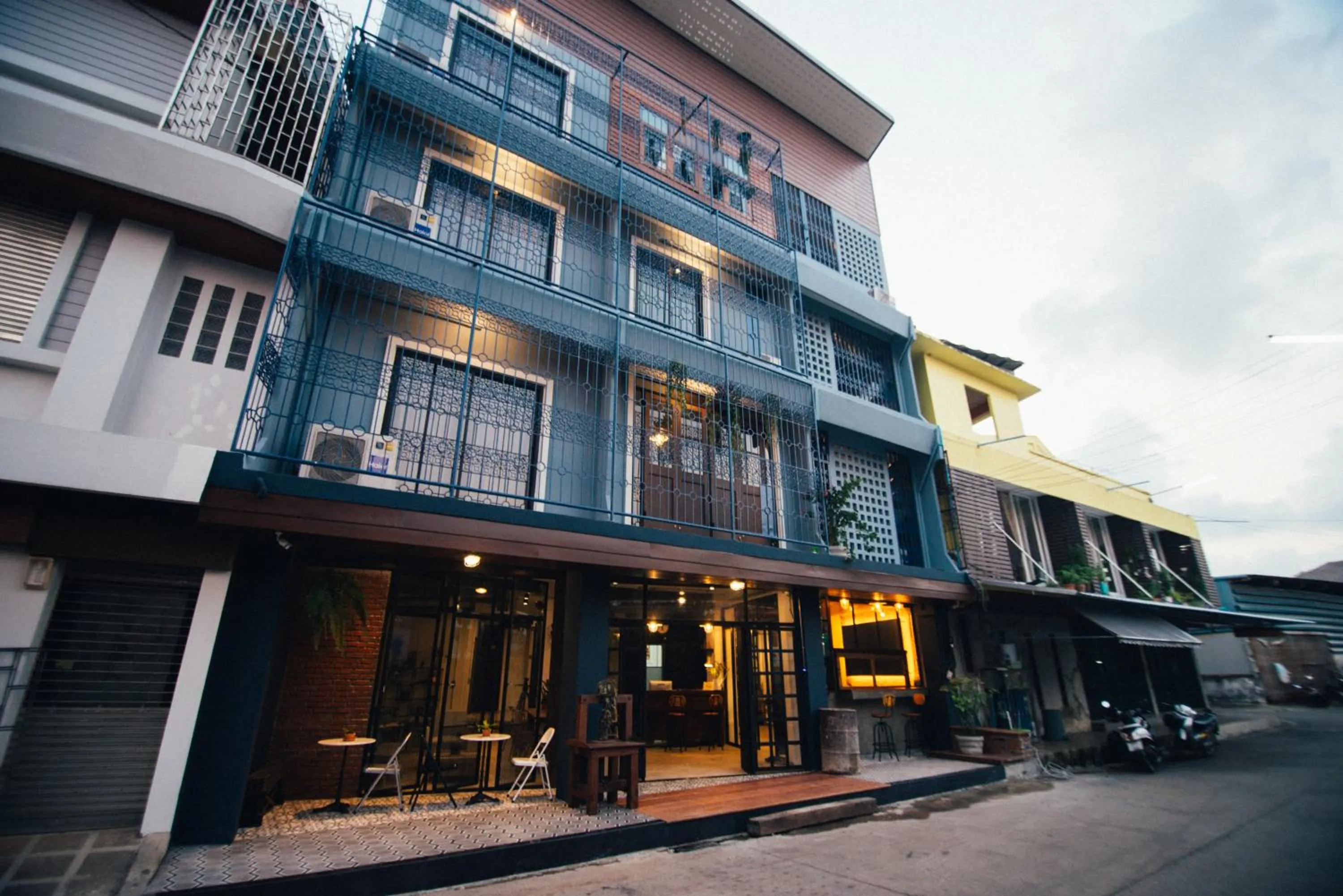 Facade/entrance in Chernchan Hostel