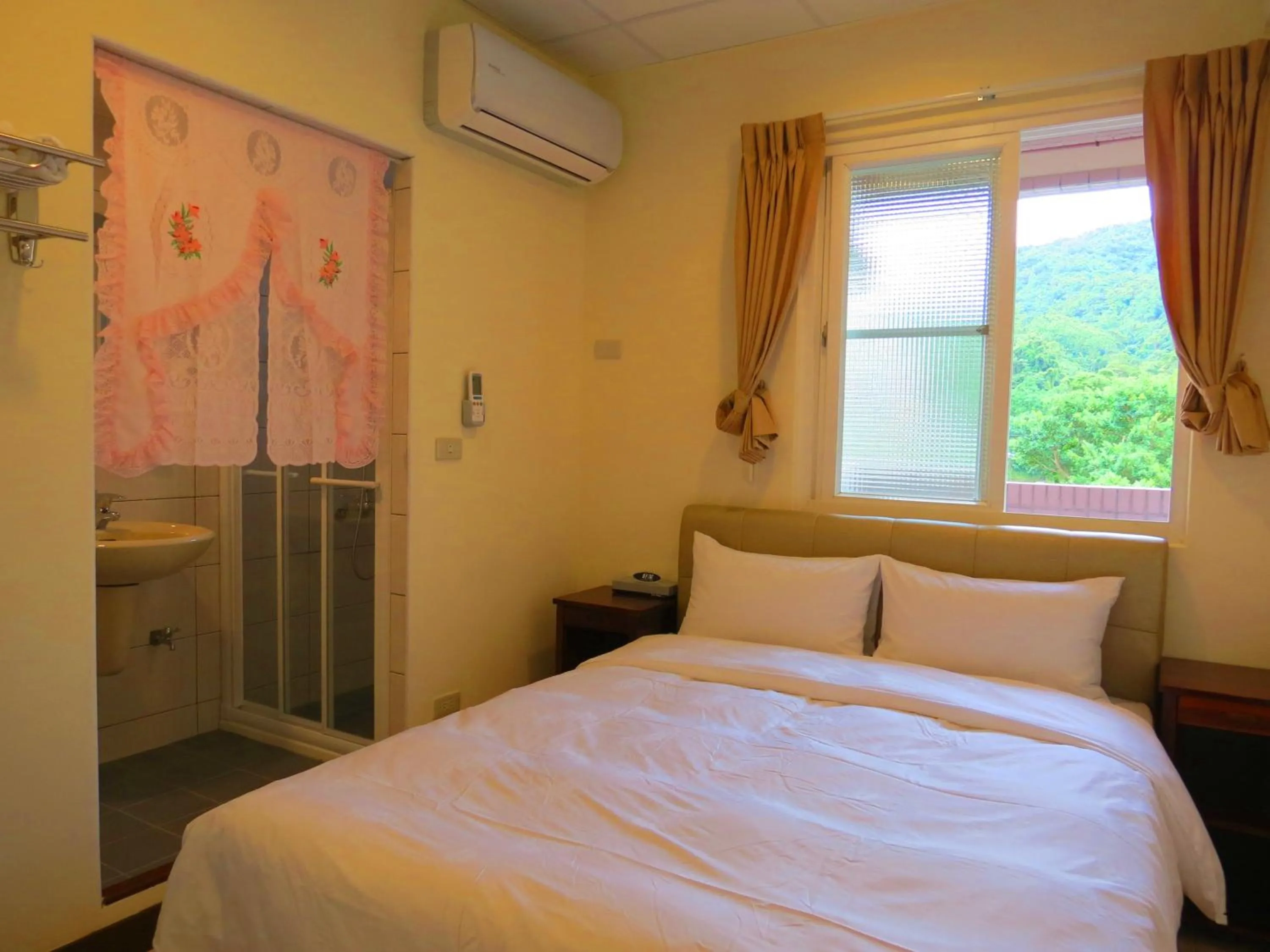 Photo of the whole room, Bed in eZ Stay Juifen(Ruifang Station)
