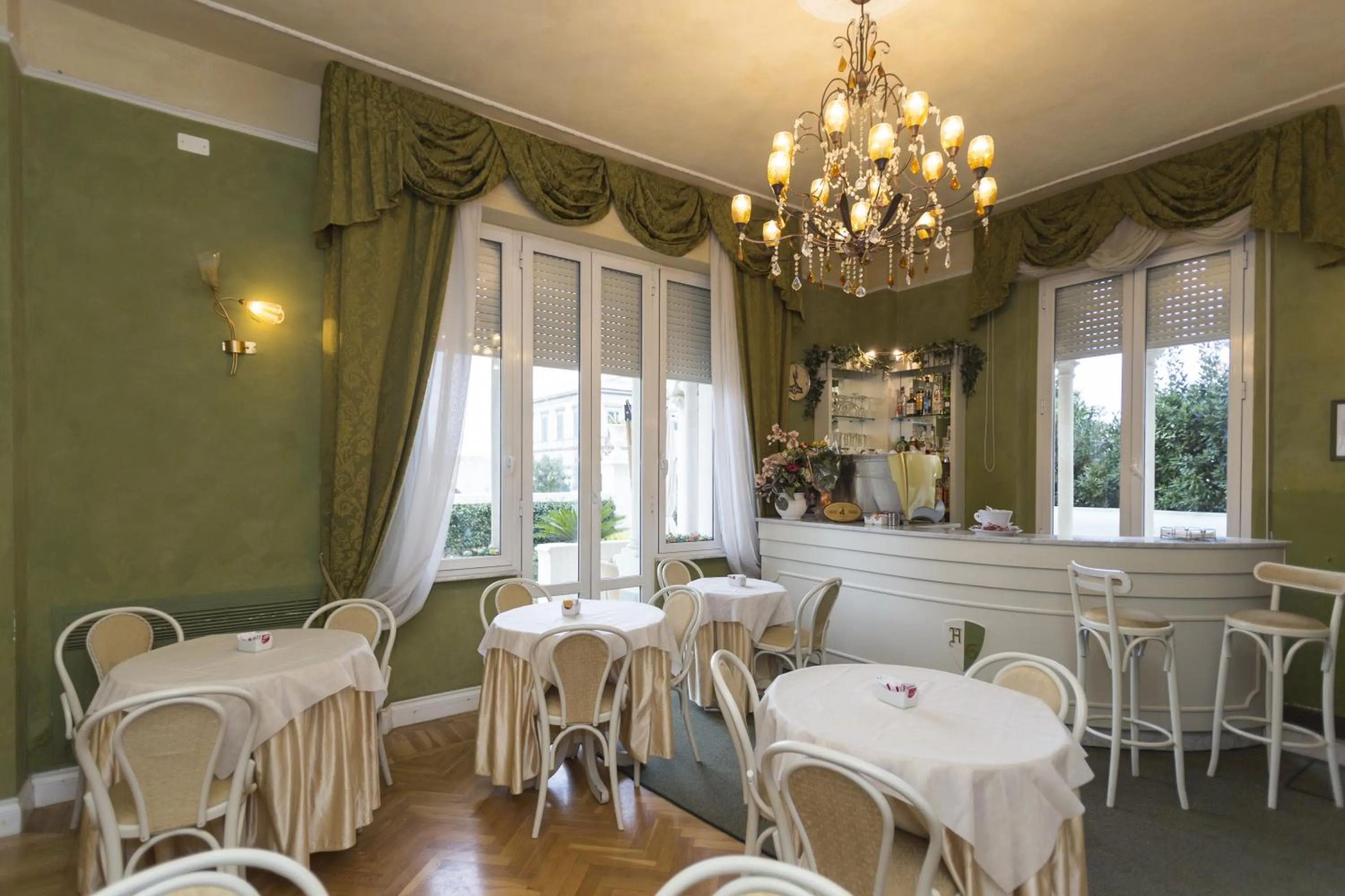 Restaurant/places to eat in Hotel Gennarino