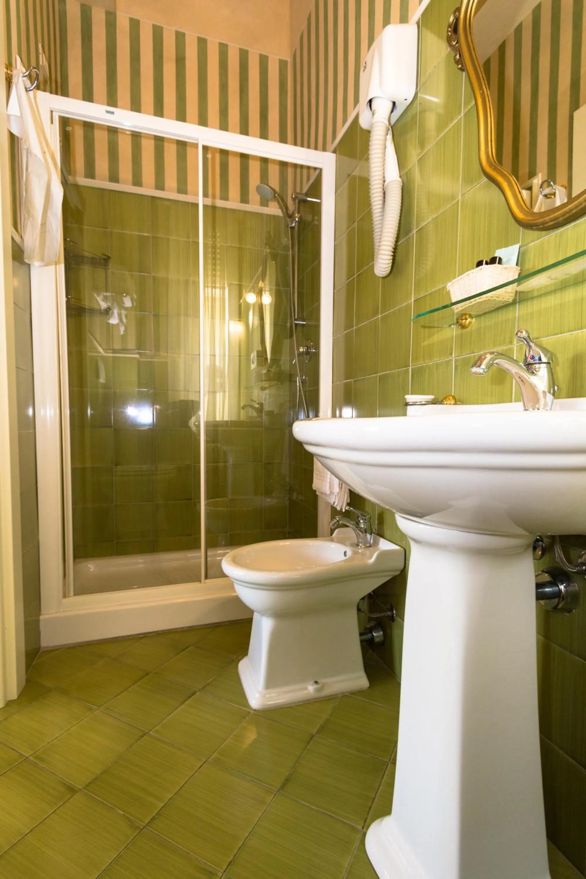 Shower in Hotel Gennarino