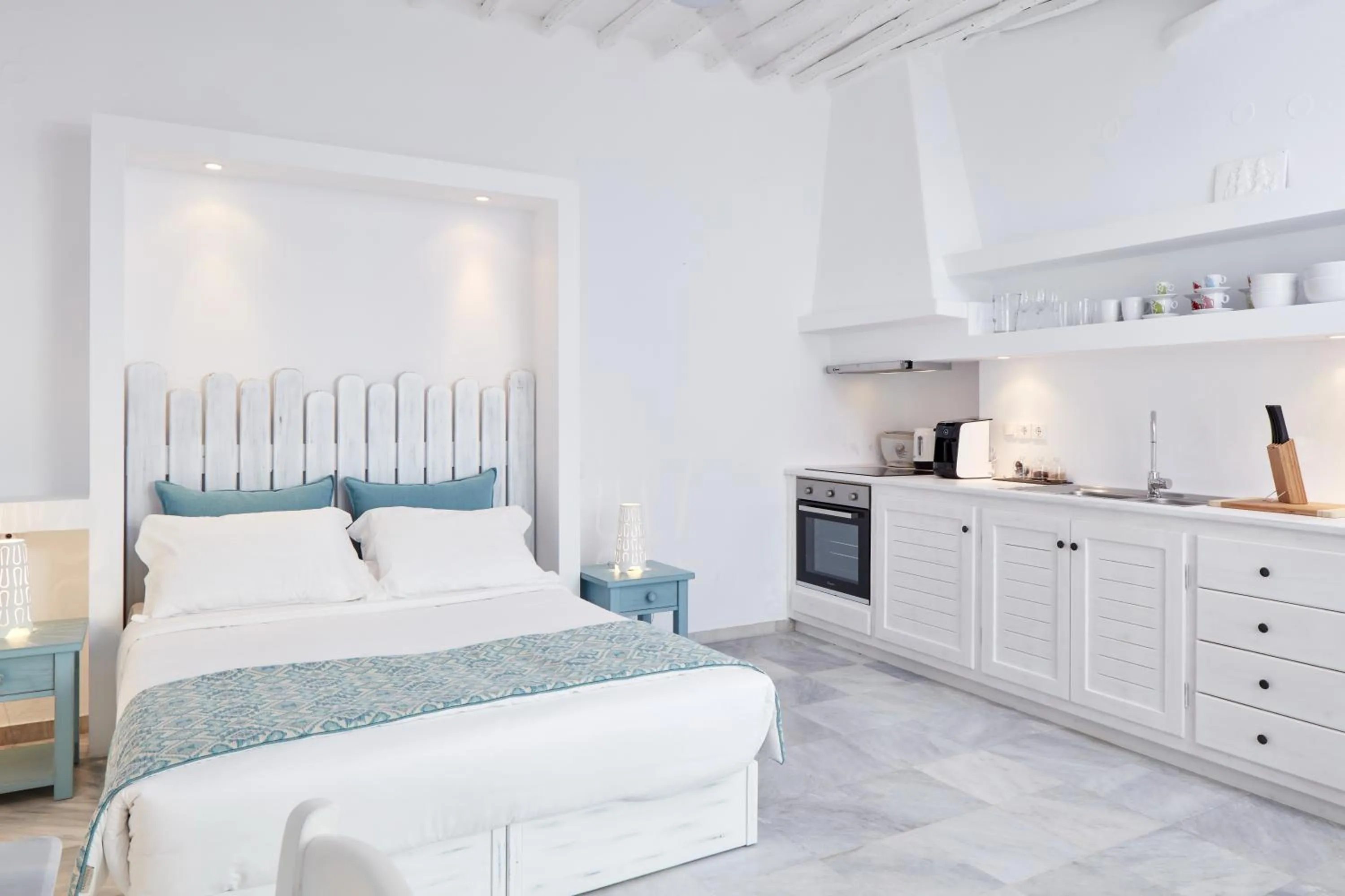 Coffee/tea facilities, Bed in Mykonos Town Suites