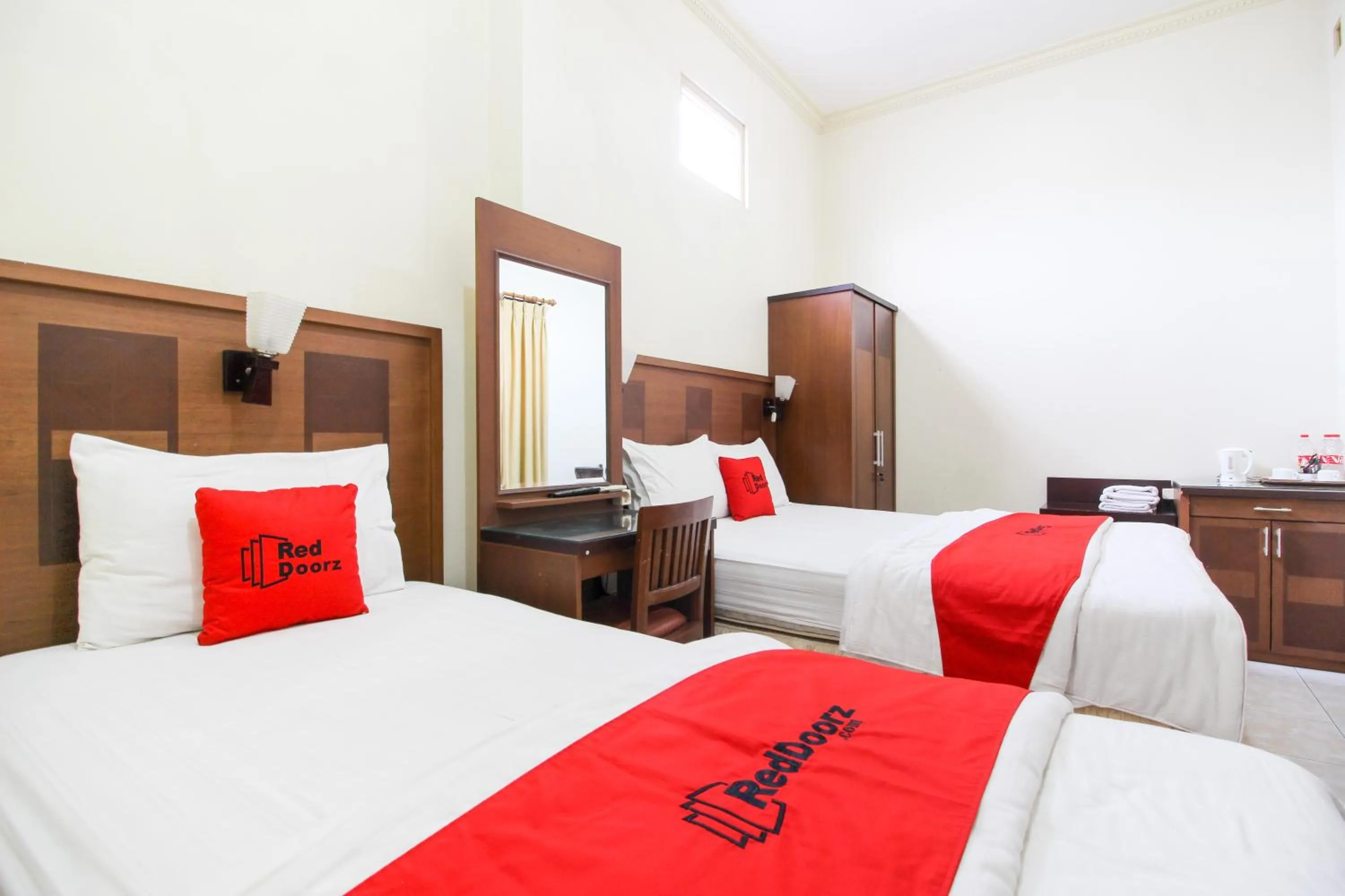 Bedroom, Bed in RedDoorz plus @ Tegal Panggung