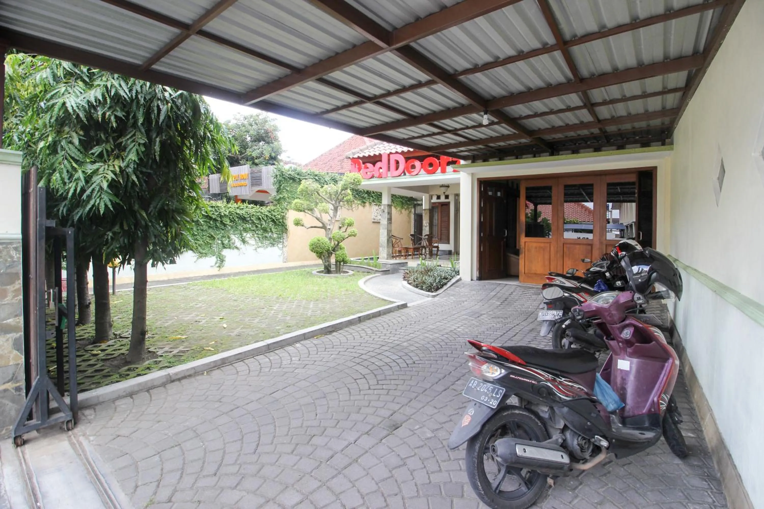 Facade/entrance in RedDoorz plus @ Tegal Panggung