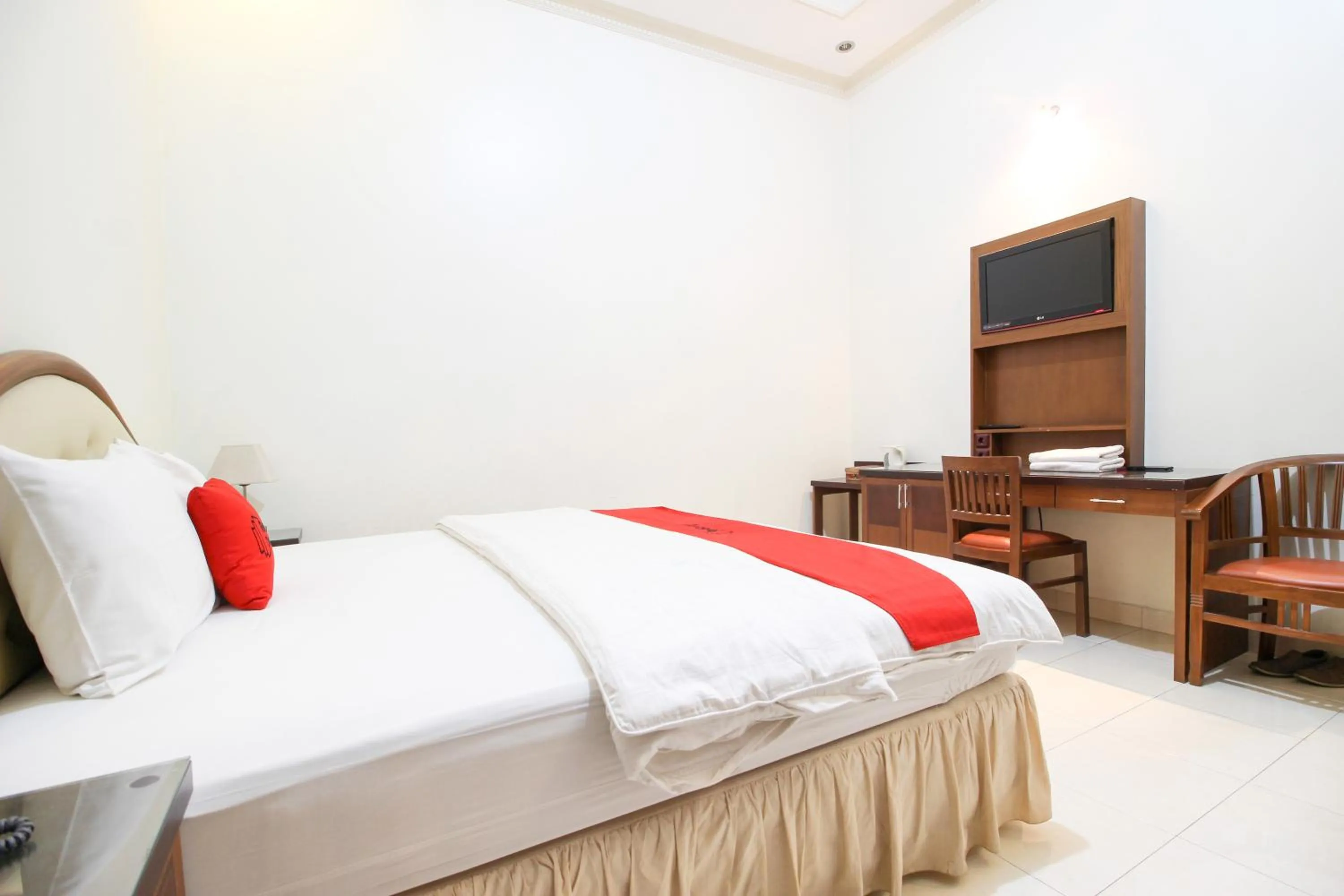 Bedroom, Bed in RedDoorz plus @ Tegal Panggung